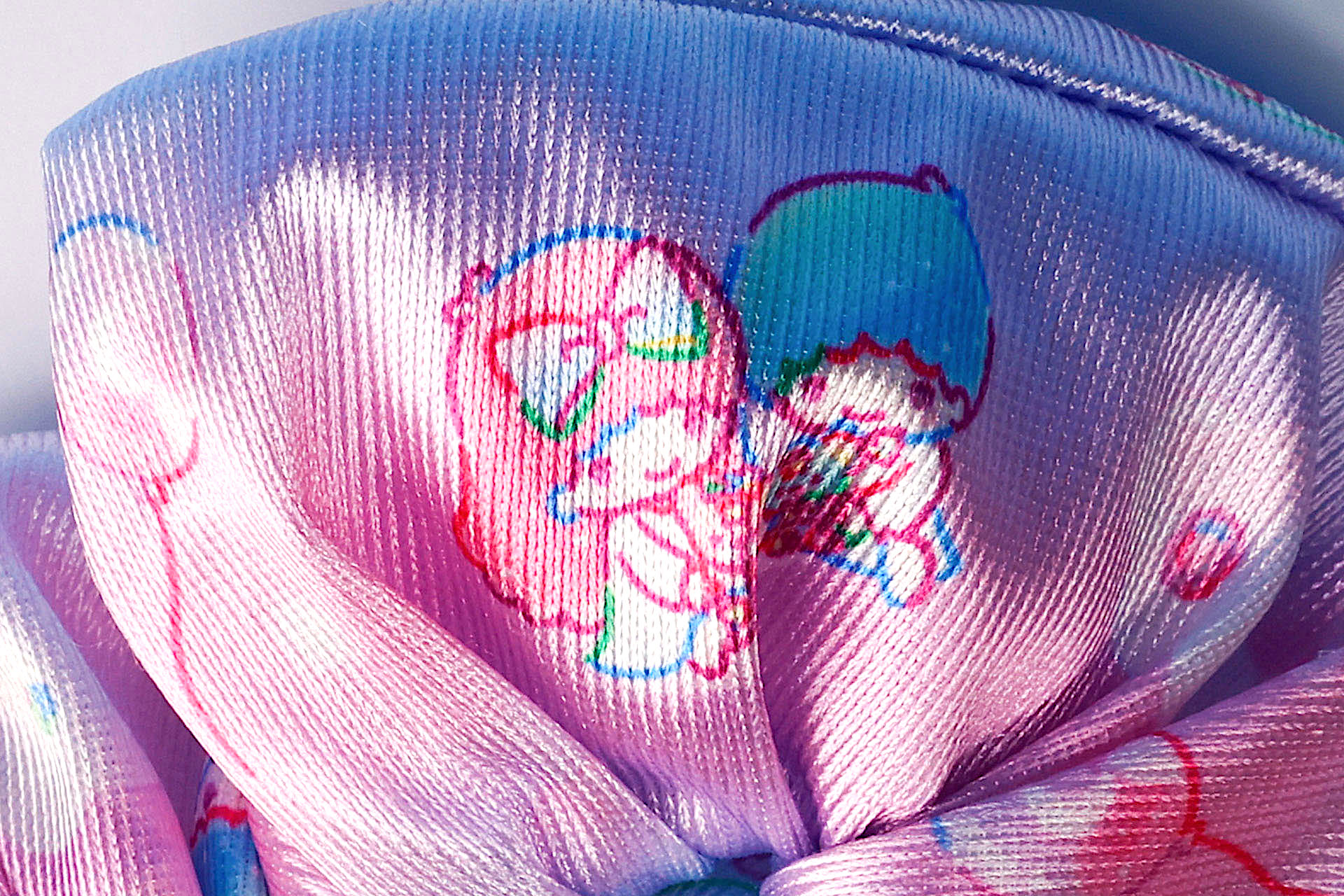 ララと同じピンク色の面にはふたりがくつろいでいる姿が描かれている