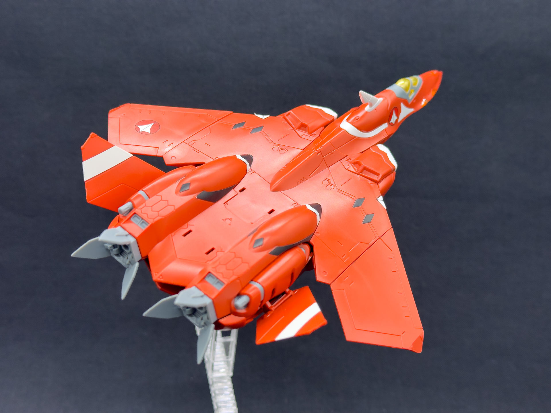 ファイター形態では飛行状態および駐機状態を選択して展示可能です。