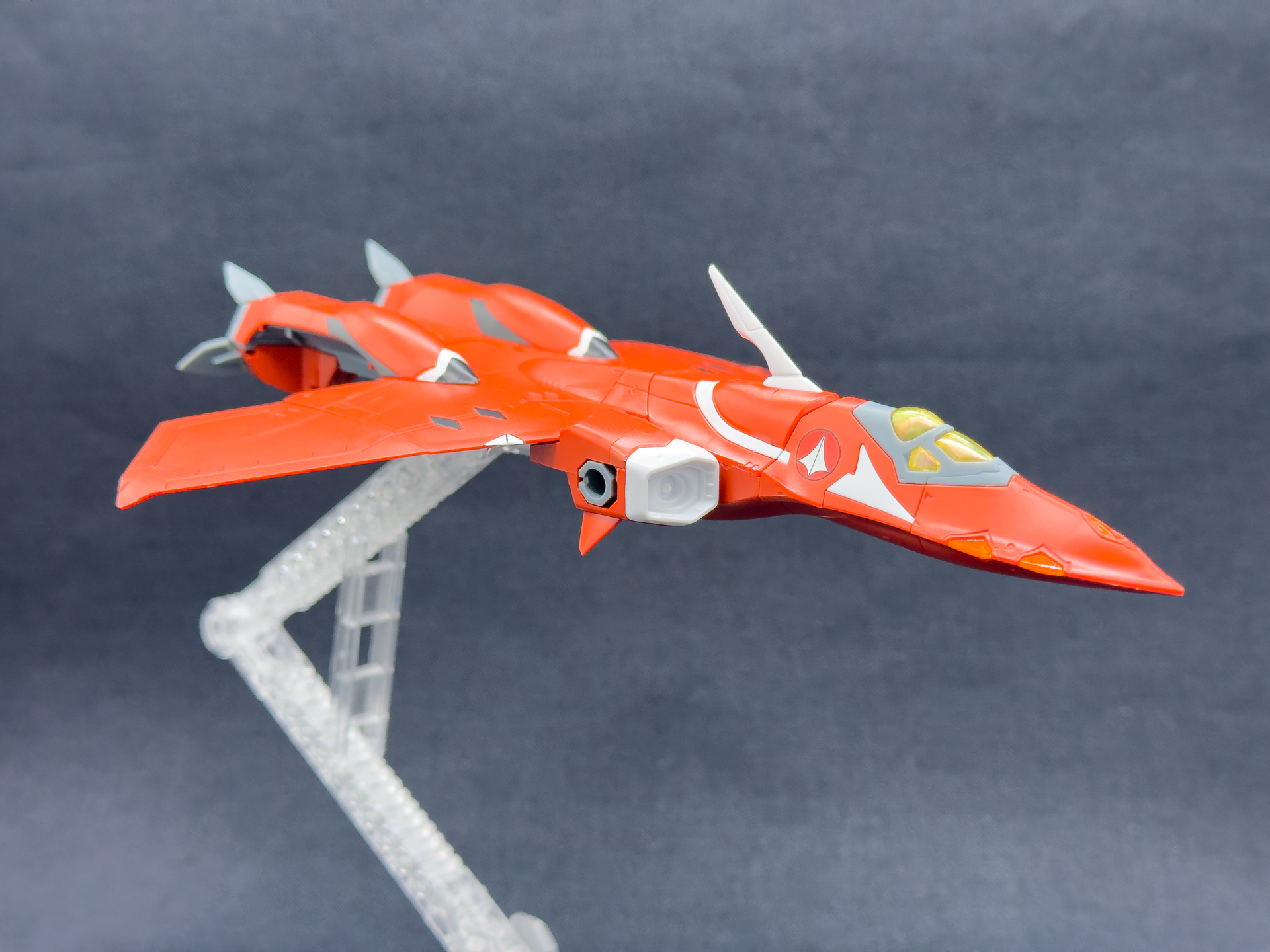 プラモデルオリジナルギミックとしてハイマニューバモードに変形可能です。