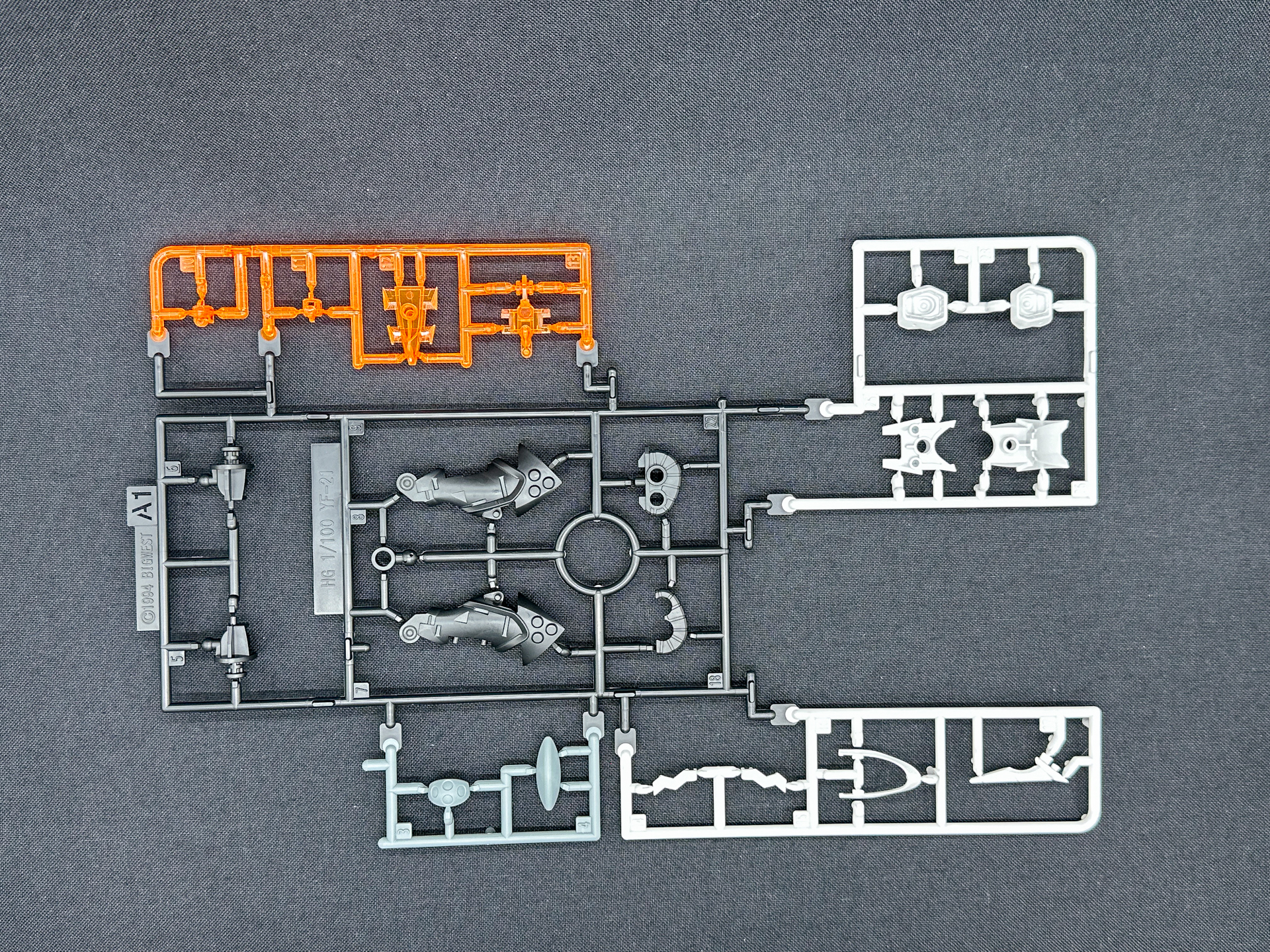 A1ランナー。バイザー部のクリアパーツに新規造形パーツが追加されています。また、エアインテークカバーは廃止されています。