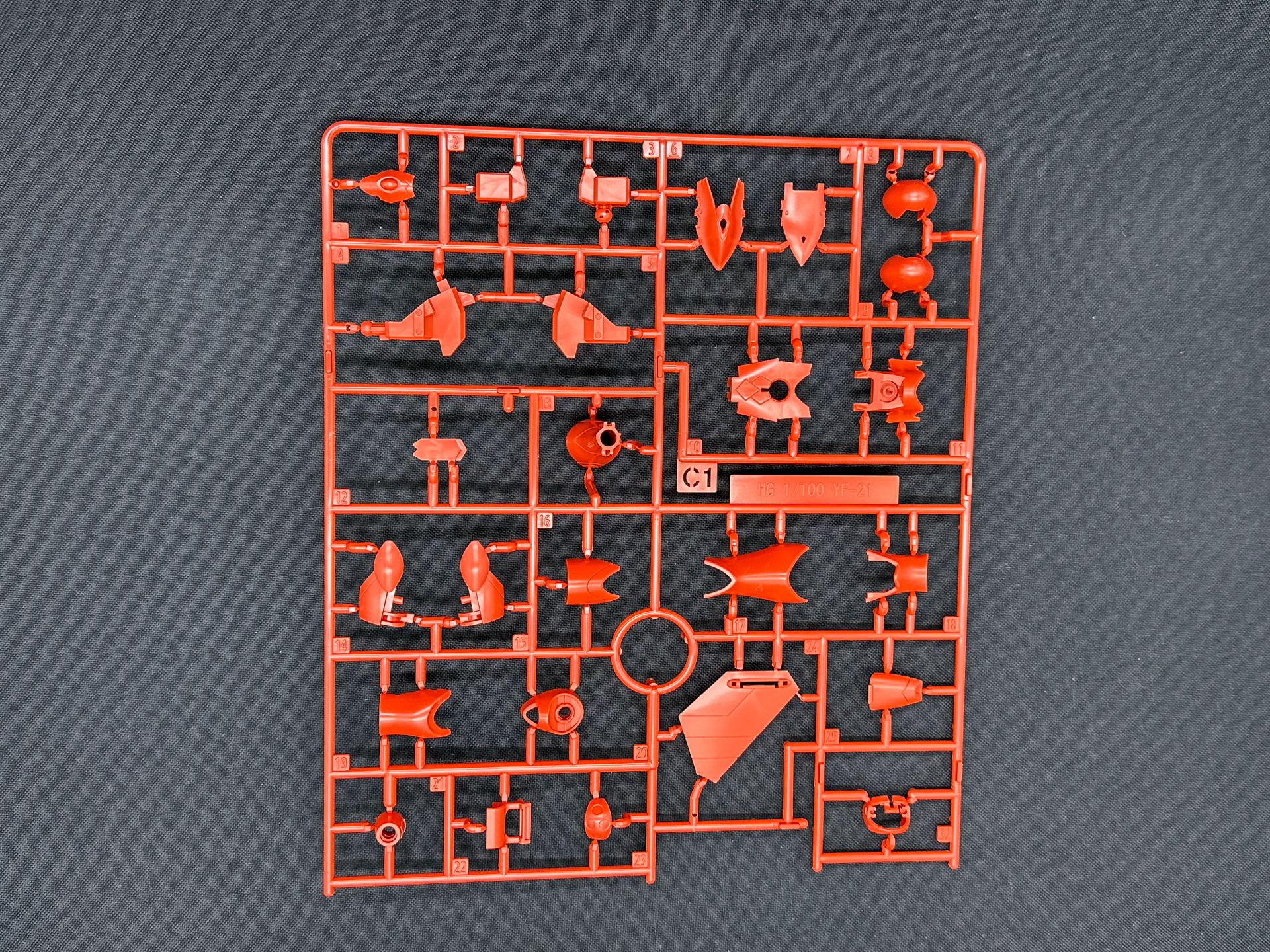 C1ランナー。肩部アーマーの配色がYF-21と異なるため新規パーツとして追加されています。