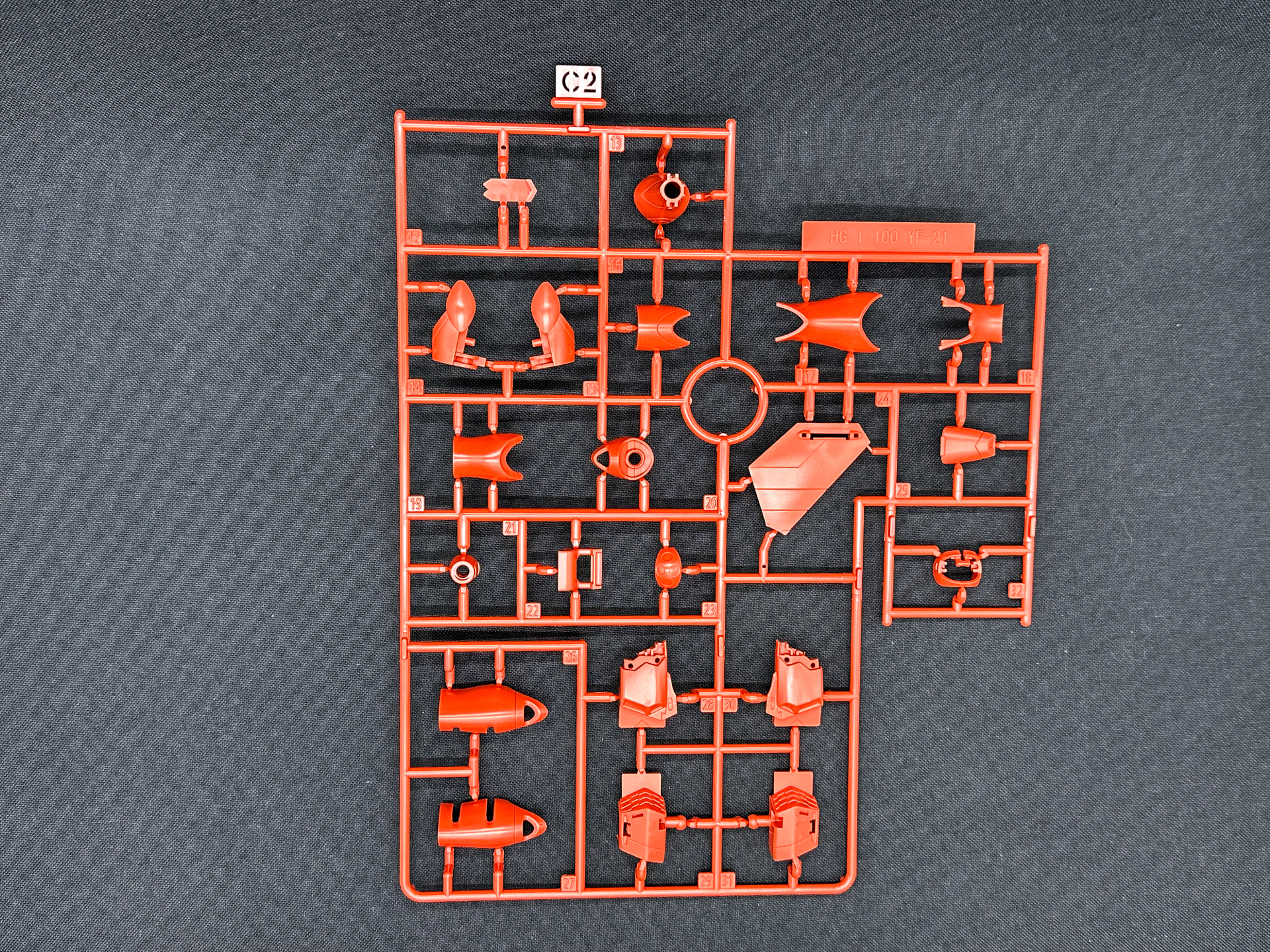 C2ランナー。C1ランナーと同様に肩部アーマーが新規造形パーツとして入っています。