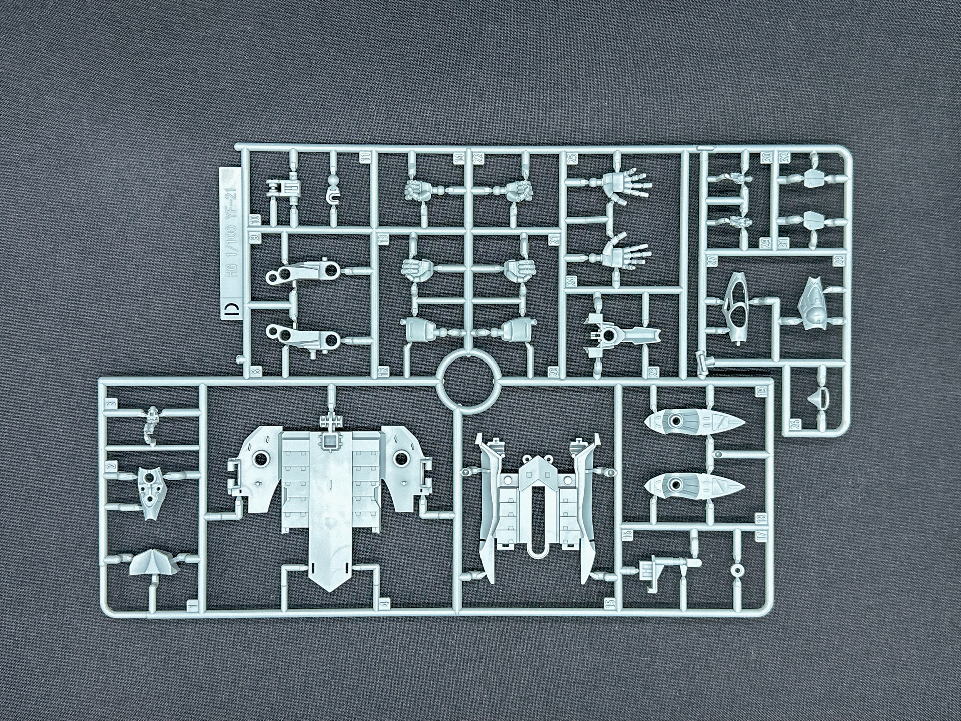 Dランナー。キャノピー枠のほかミリアのパイロットフィギュアが新規造形パーツとして含まれています。