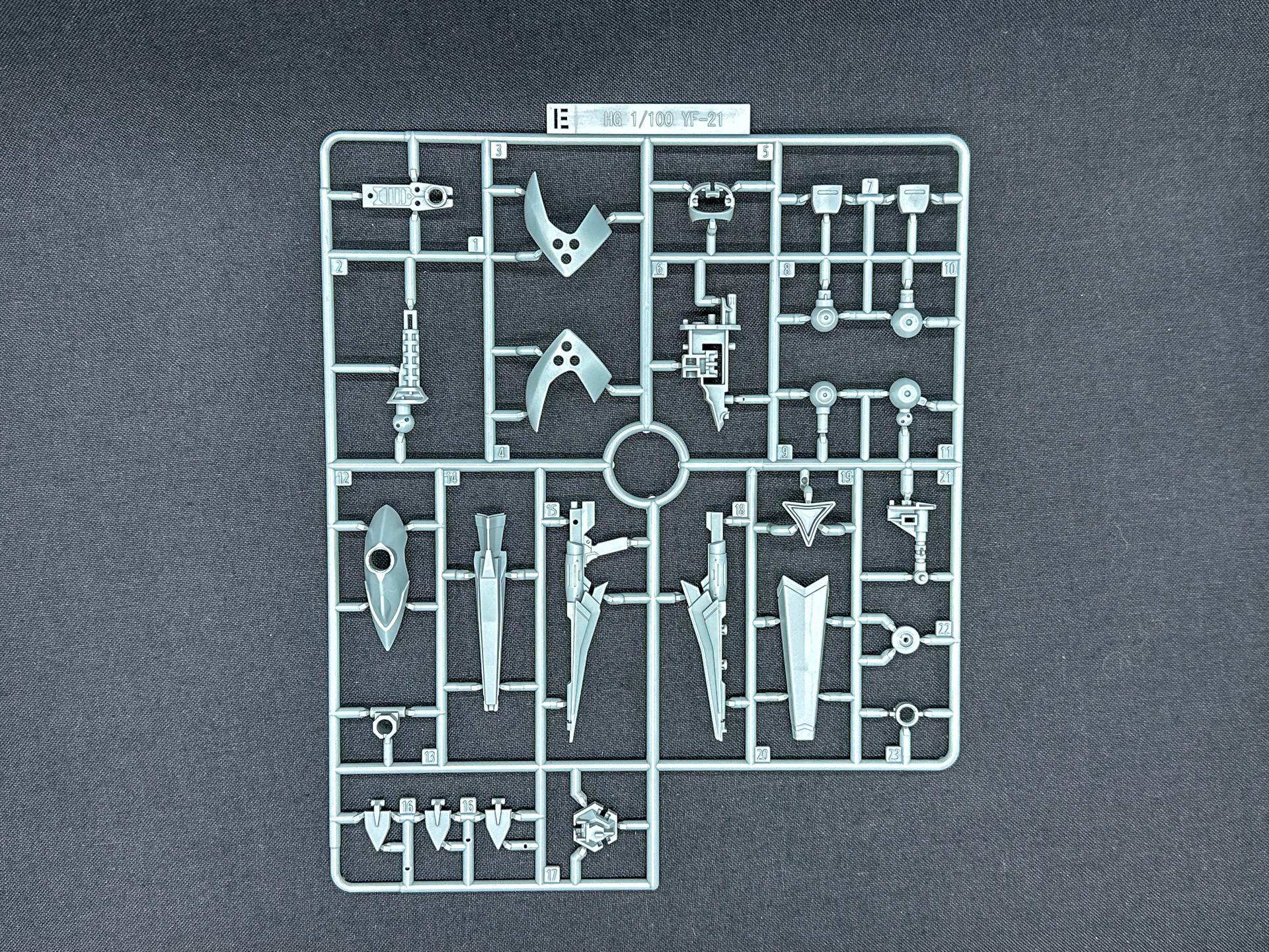 Eランナー。ランナーの形状はYF-21と変わりありませんが、ガンポッドの仕様変更により、あまりパーツが多く出ます。