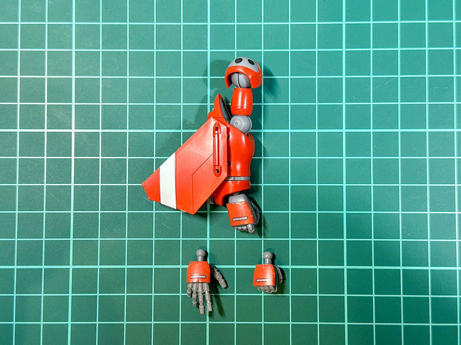 腕部においては肩アーマーの成型色変更と手の甲の塗分けはシールによる色分けとなっています。