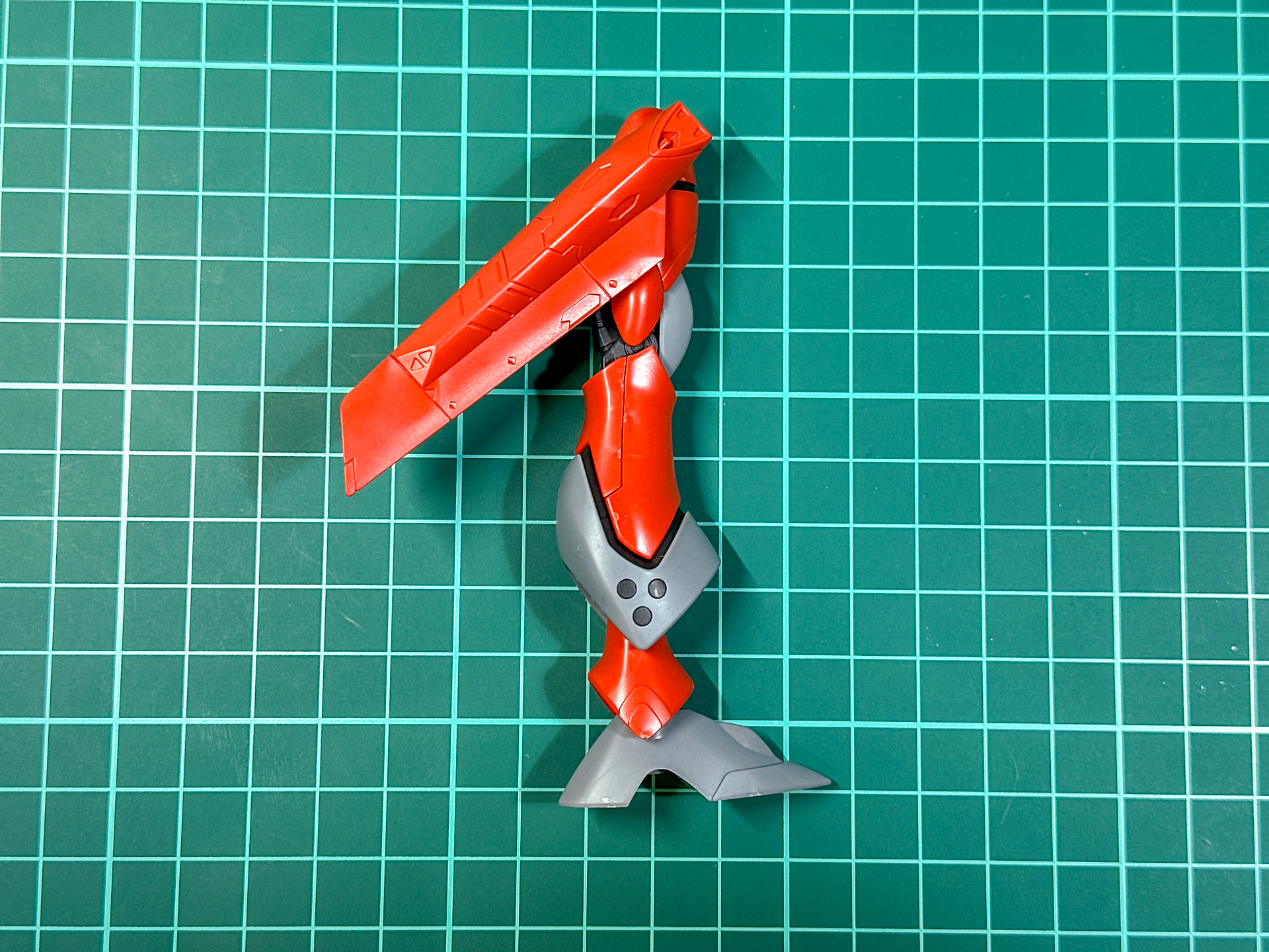 本機のサイドアーマーはジョイント孔を撤去するために全て新規造形となっています。