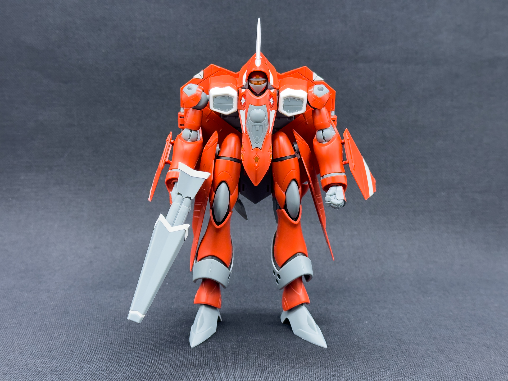 正面から見たVF-22S。フェイスパーツおよびコックピットハッチが変更されています。