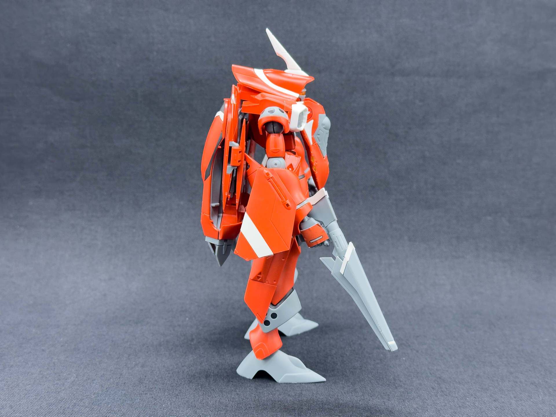 側面から見ると尾翼部の白ラインがアクセントカラーとなっています。