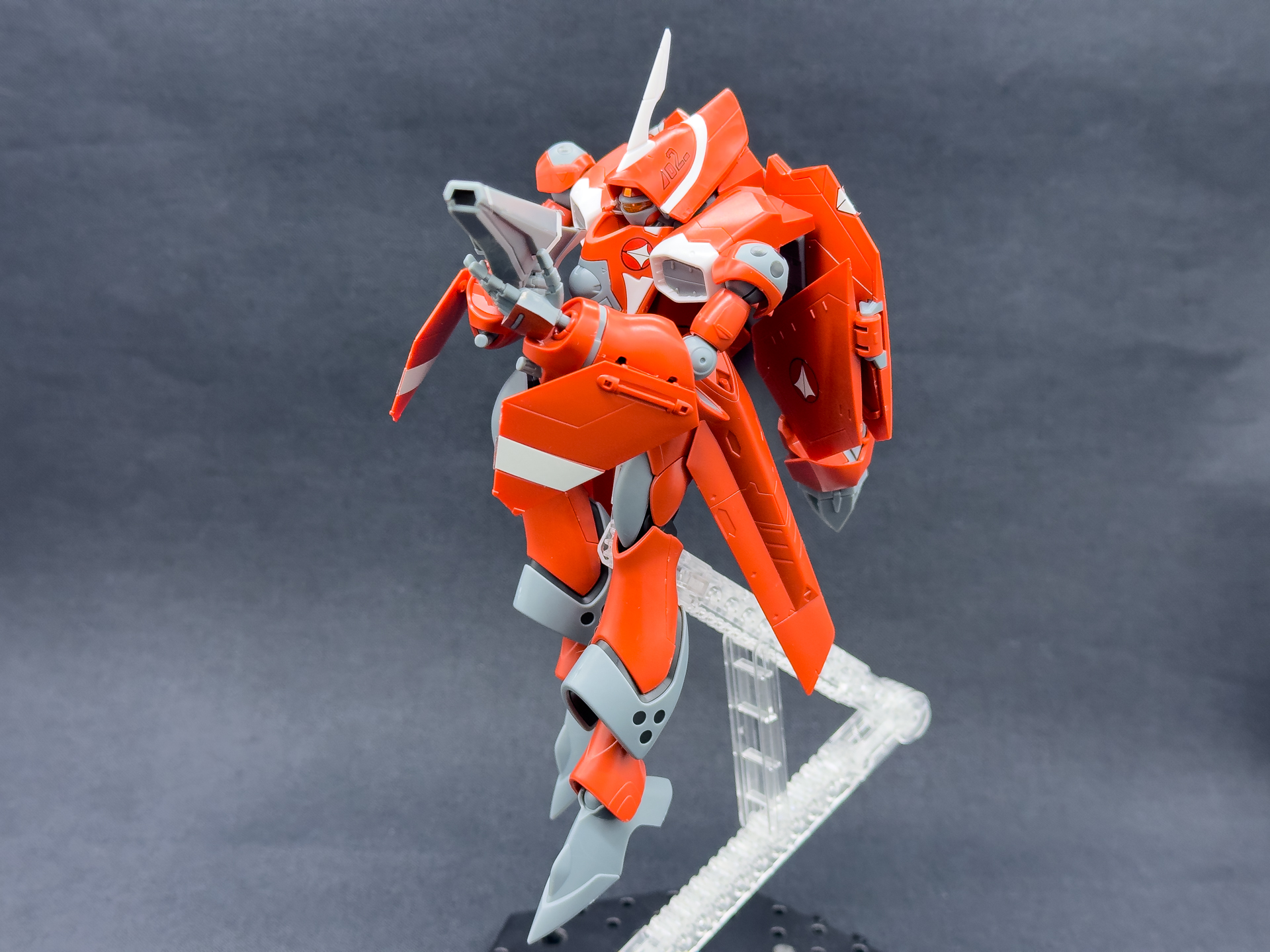 ガンポッドを構えたVF-22S。可動域も優秀なのでポージングの幅が広がります。