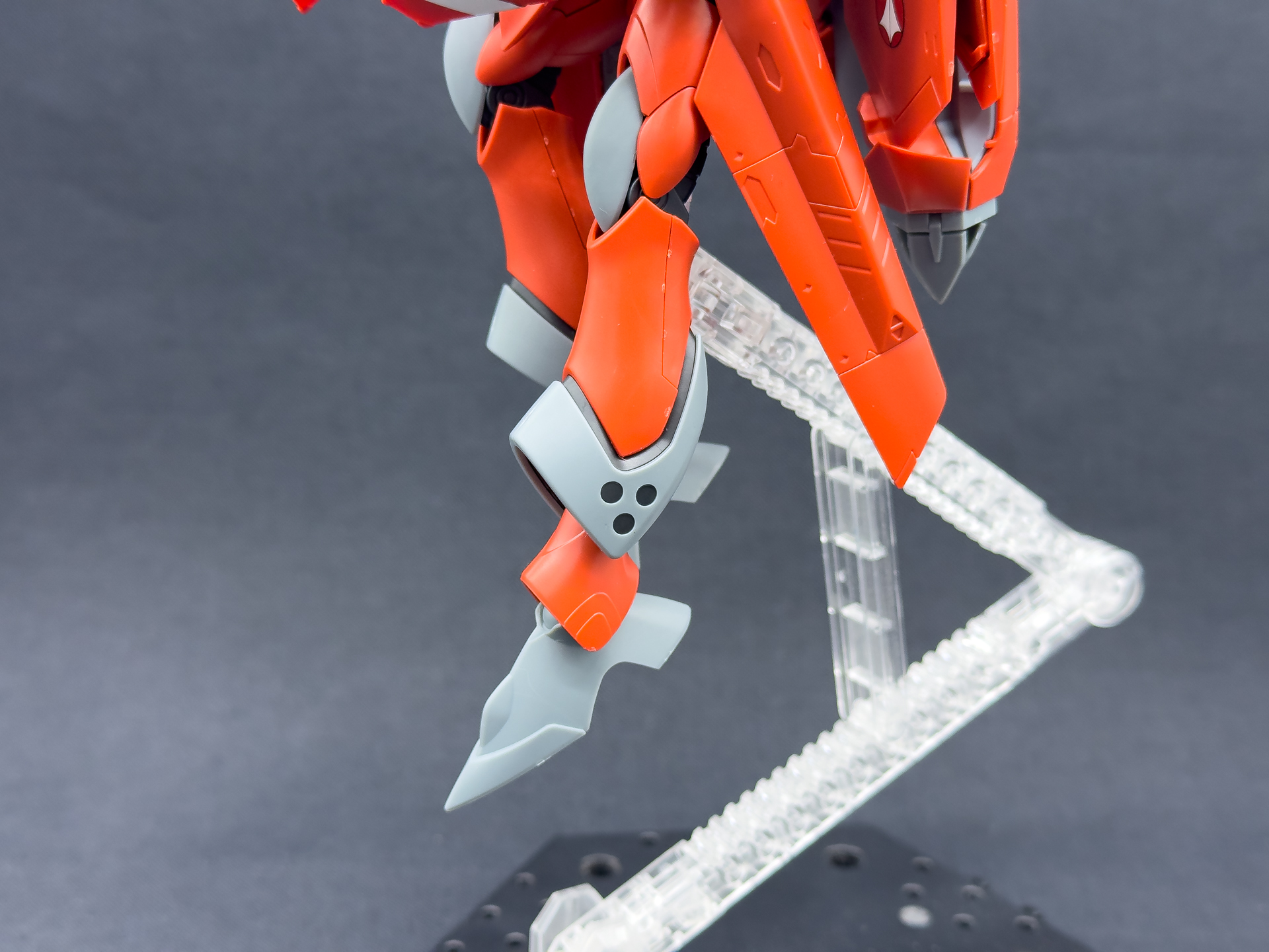 脚部のアップ。細かいところに「クァドラン・ロー」のデザインを感じます。