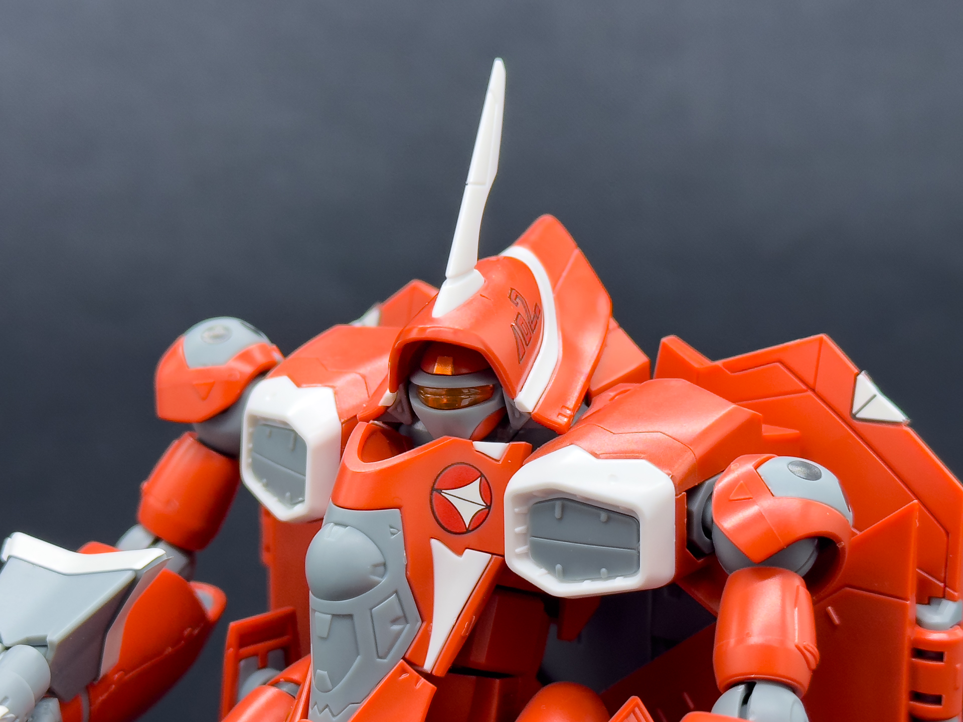 フェイスパーツのアップ。YF-21の複眼からバイザー型にデザインが変更されています。