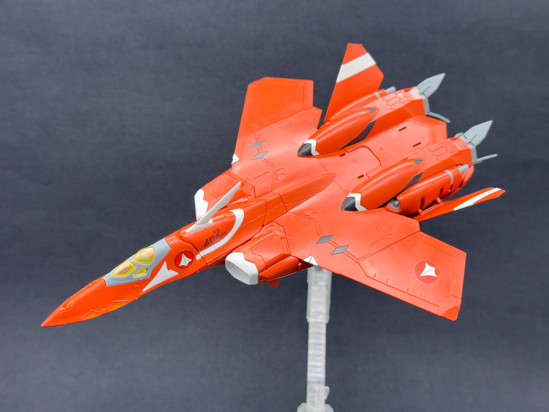 飛行状態を再現したVF-22Sファイター形態。デザイン元となったアメリカの試作ステルス戦闘機「YF-23」を感じることができます。