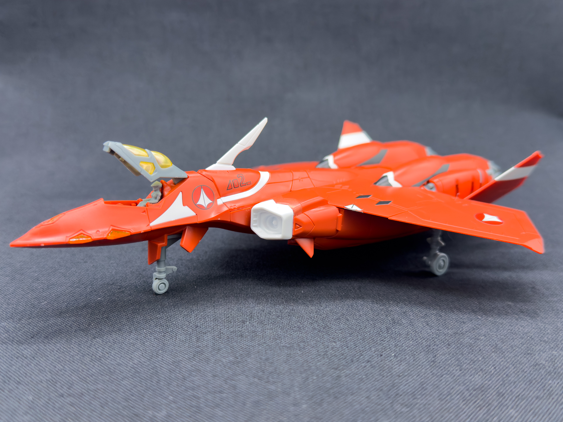 駐機状態ではコックピットハッチを展開することでまた違った印象を感じることができます。