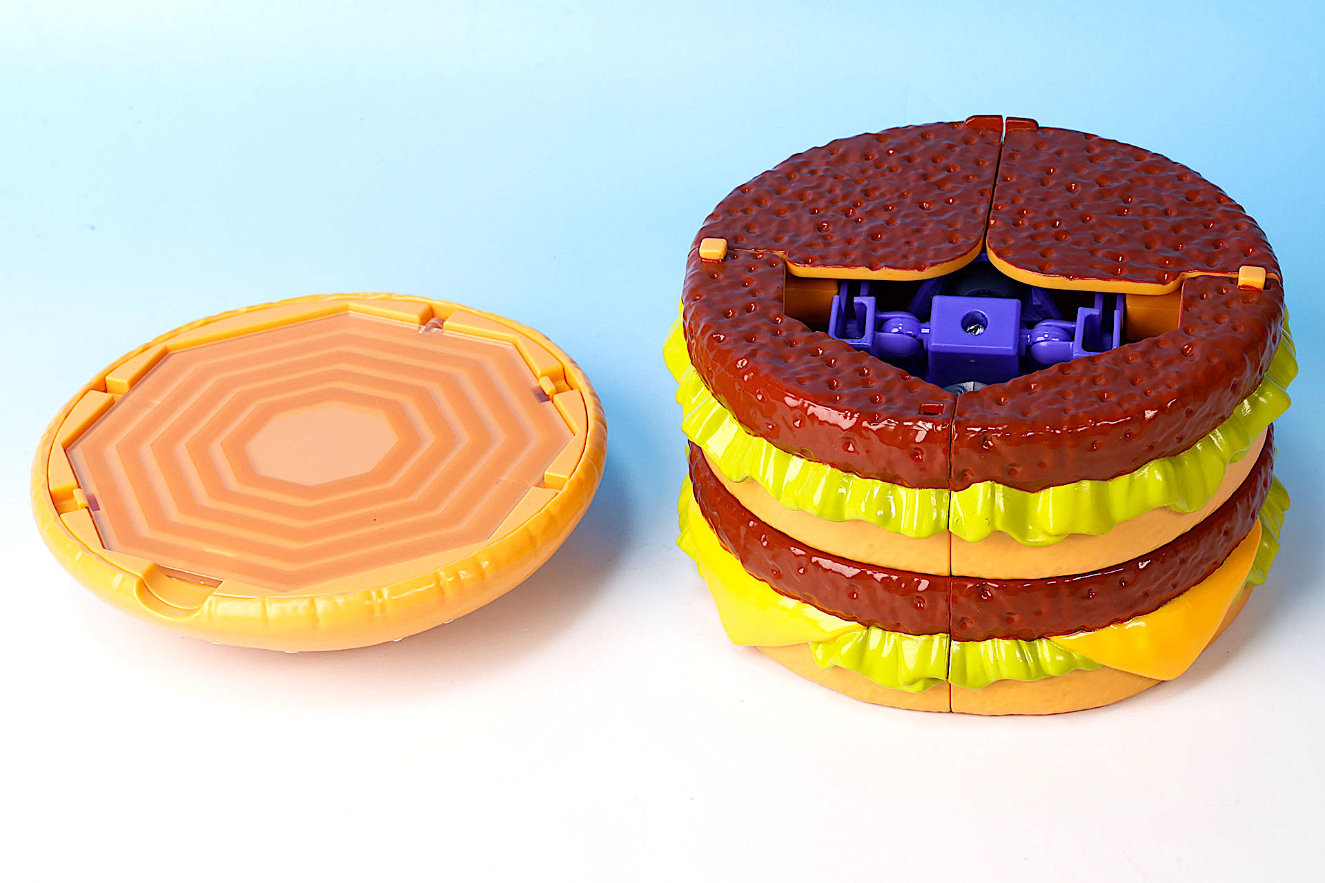 上部のバンズ部分を取り外すと、中の初号機がチラリと見える