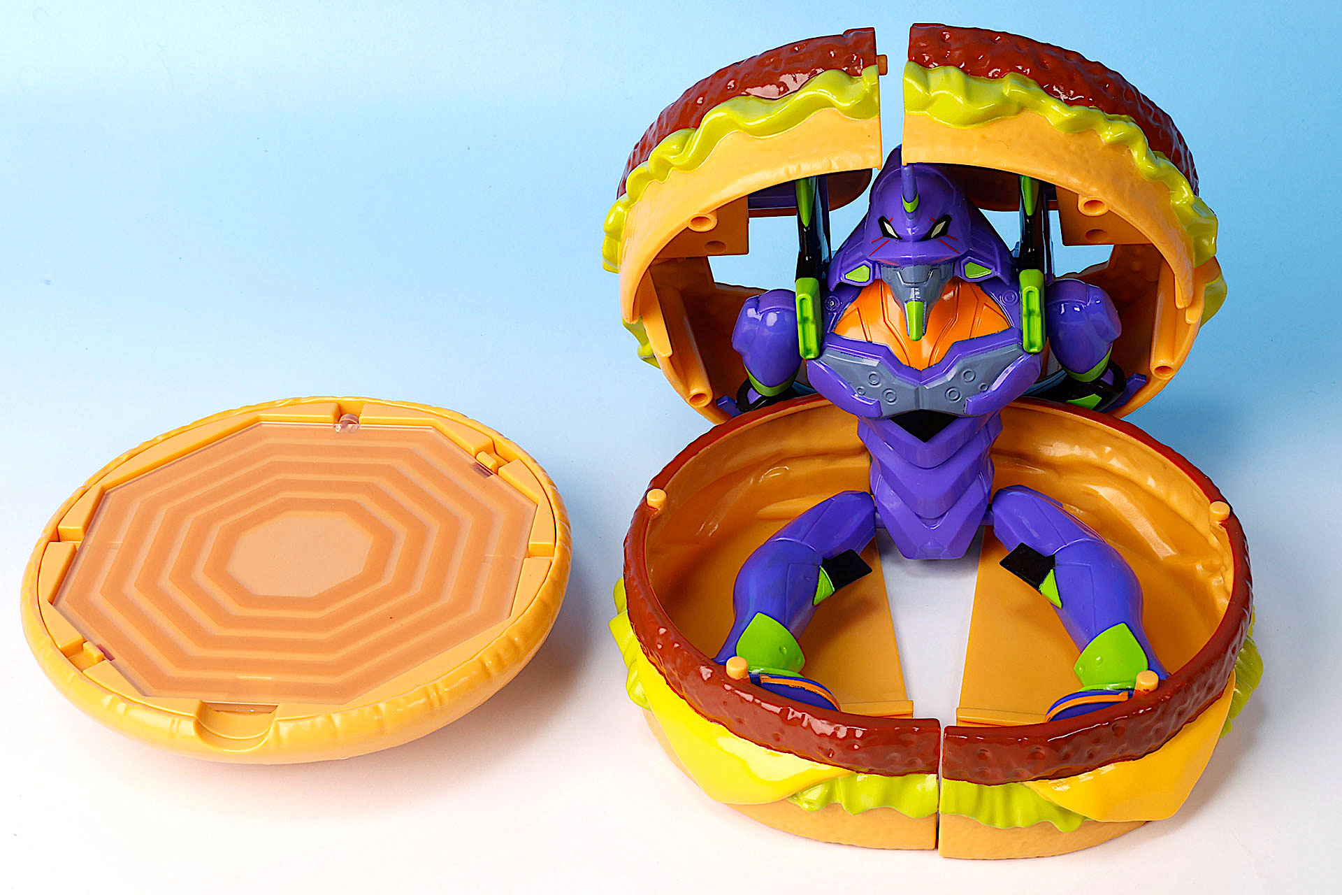 肉が挟まっている部分を開くと、エヴァ本体が大きく出現