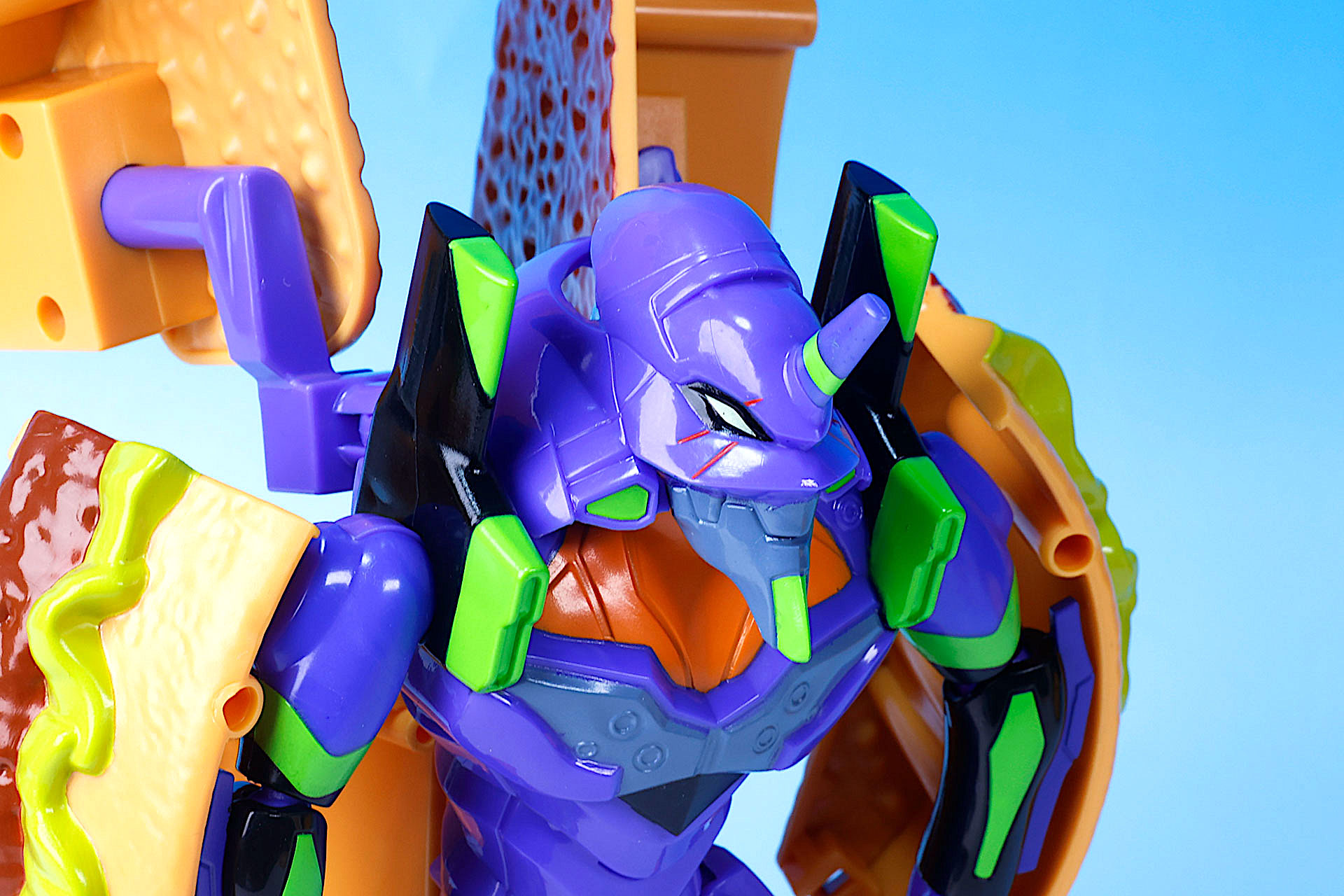 これぞエヴァといったスタイルだ。顎も上下に動かすことができる