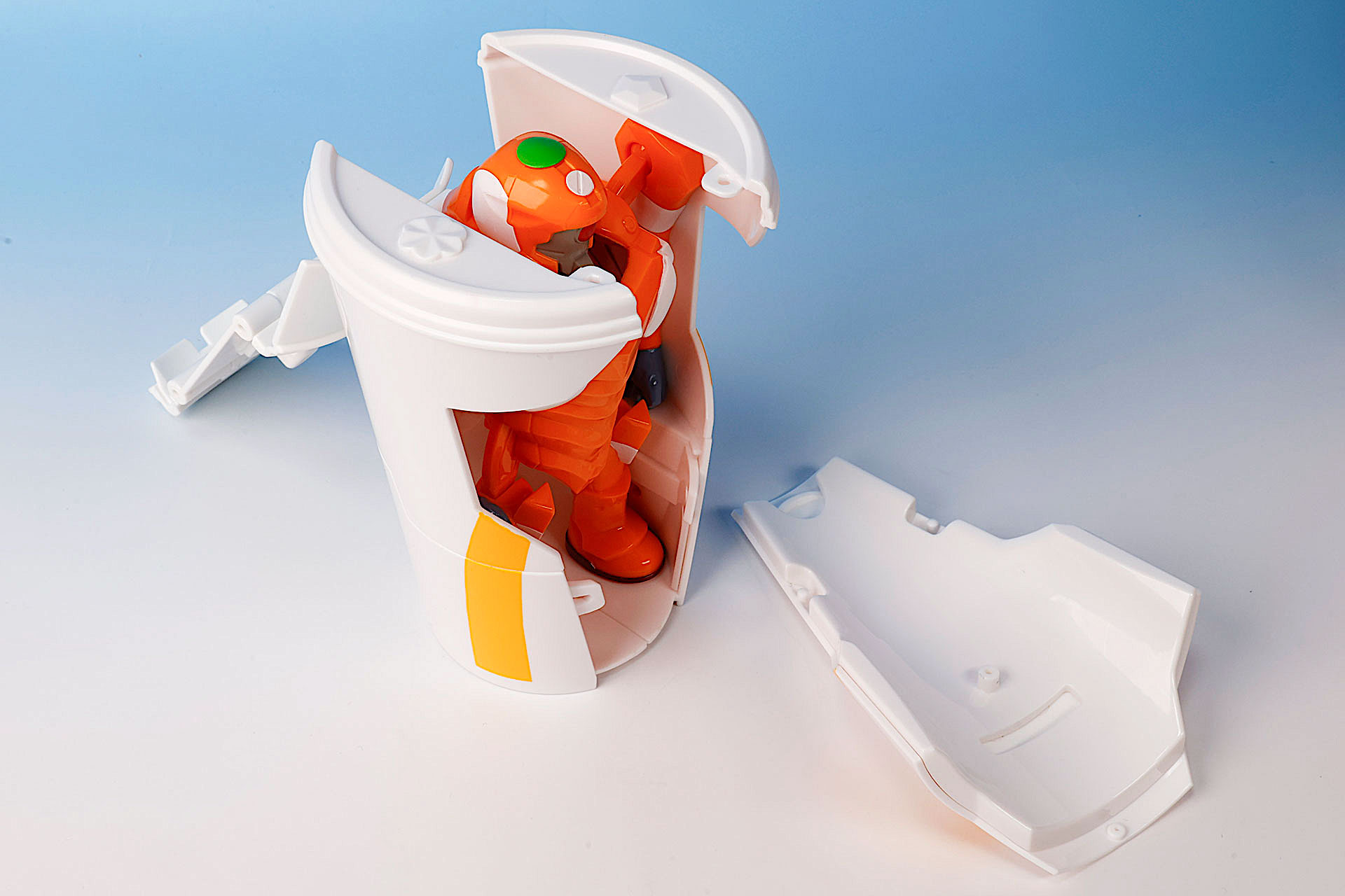 前面のパーツは本体と独立しているので、外すときに注意が必要だ