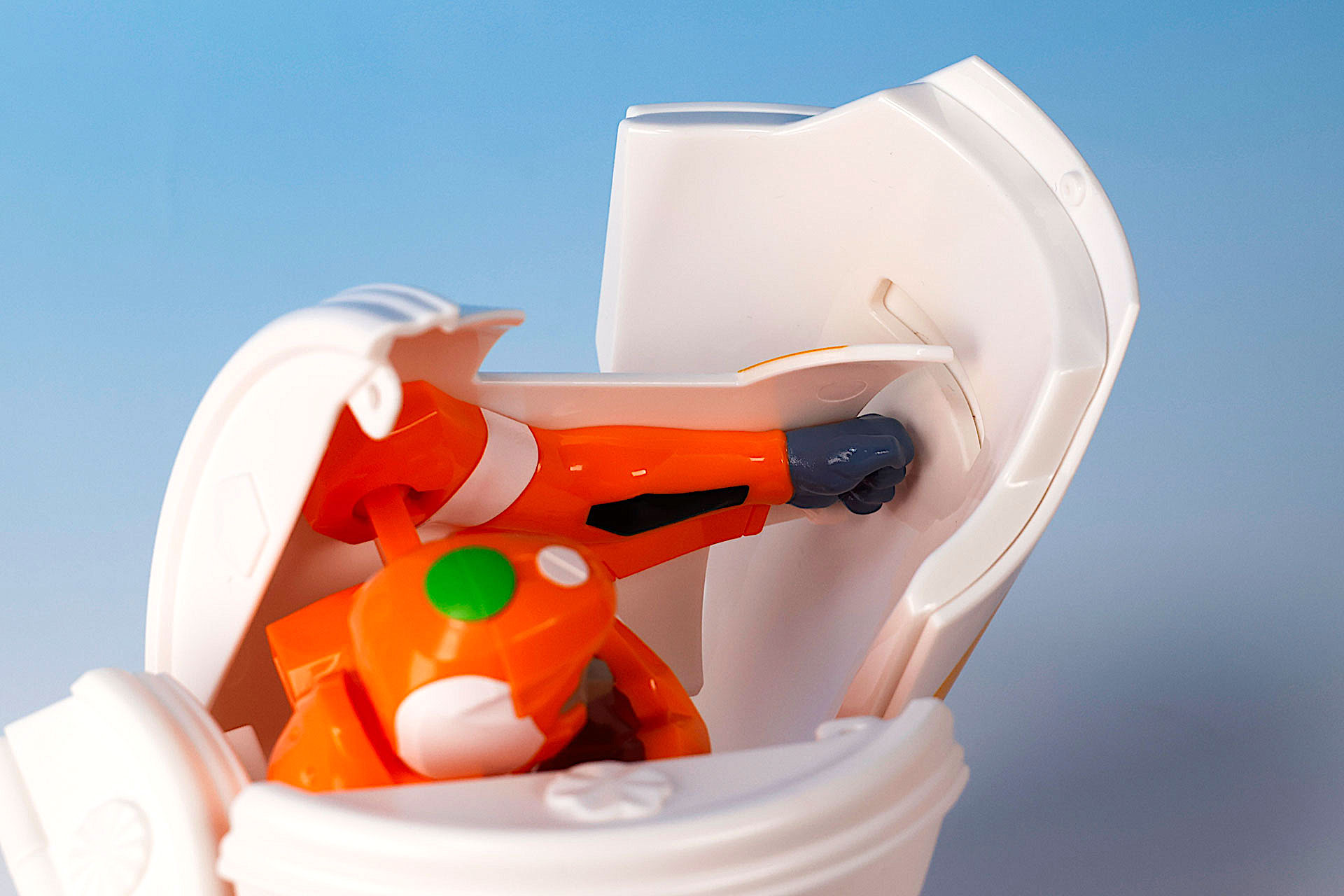 盾はこのように拳にさしこんで取付けが可能だ