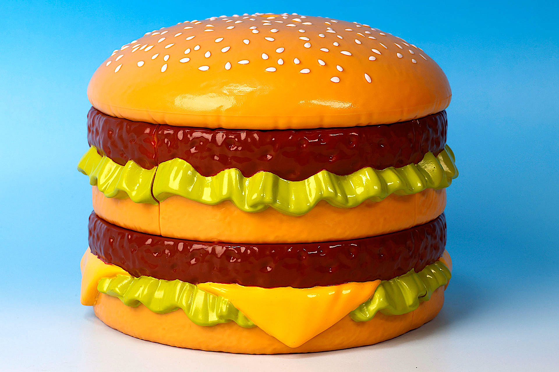 かなり大きめのハンバーガーの見本のようだ