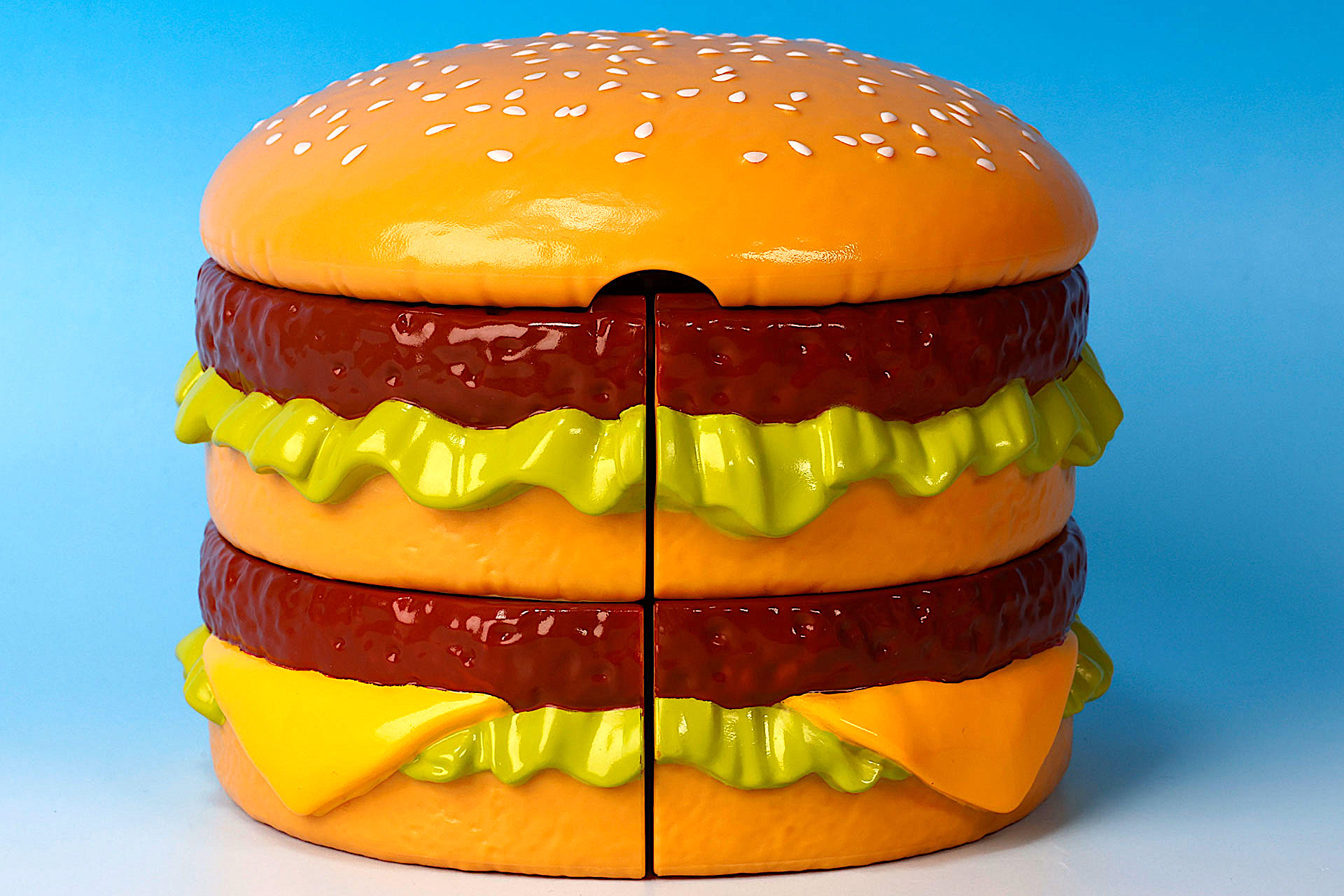 角度を変えてもあまり代わり映えはしないが、背面側はこのようになっている