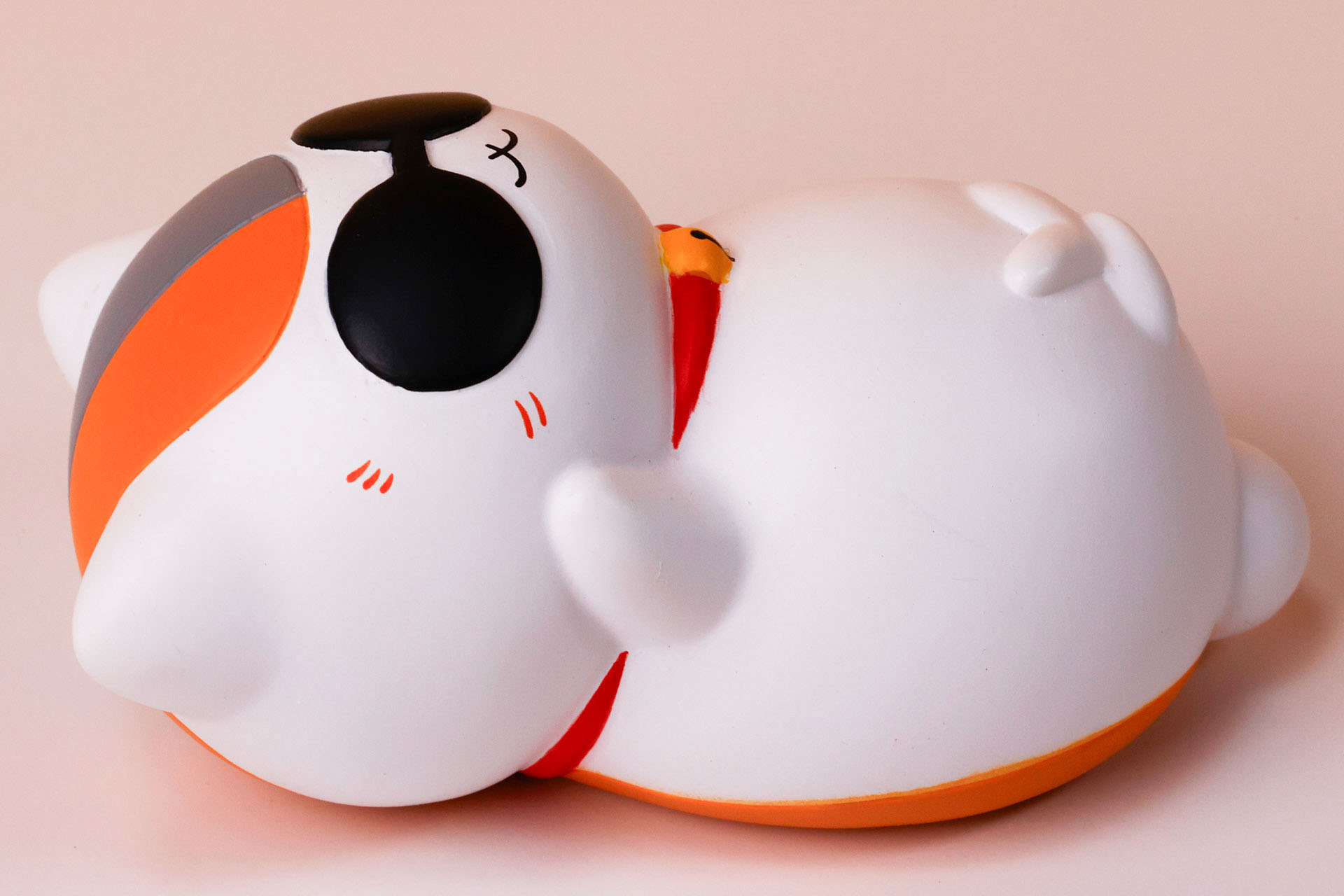 よく見えると片手は上げている