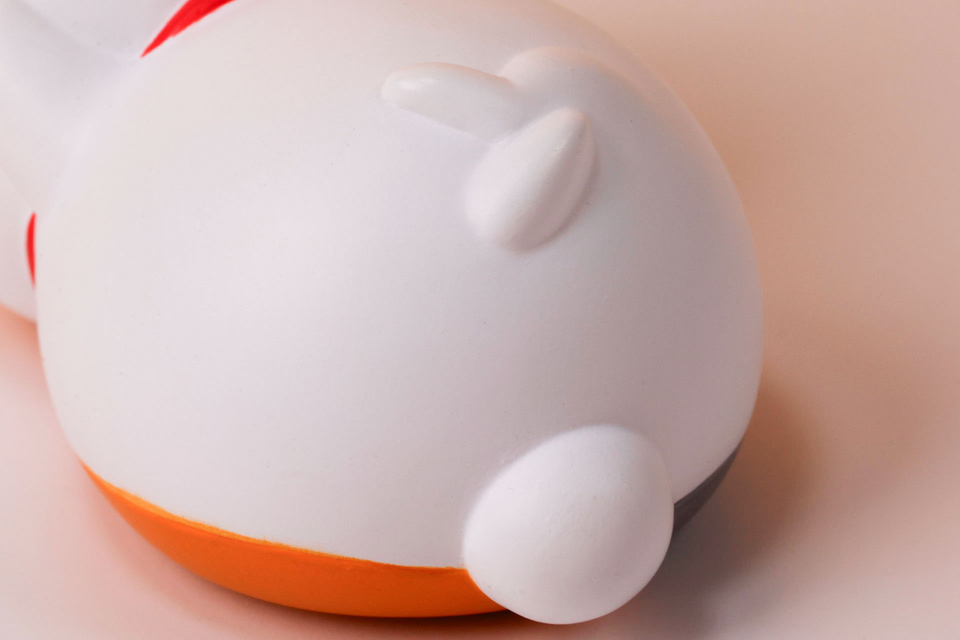 足は重ね合わせられている