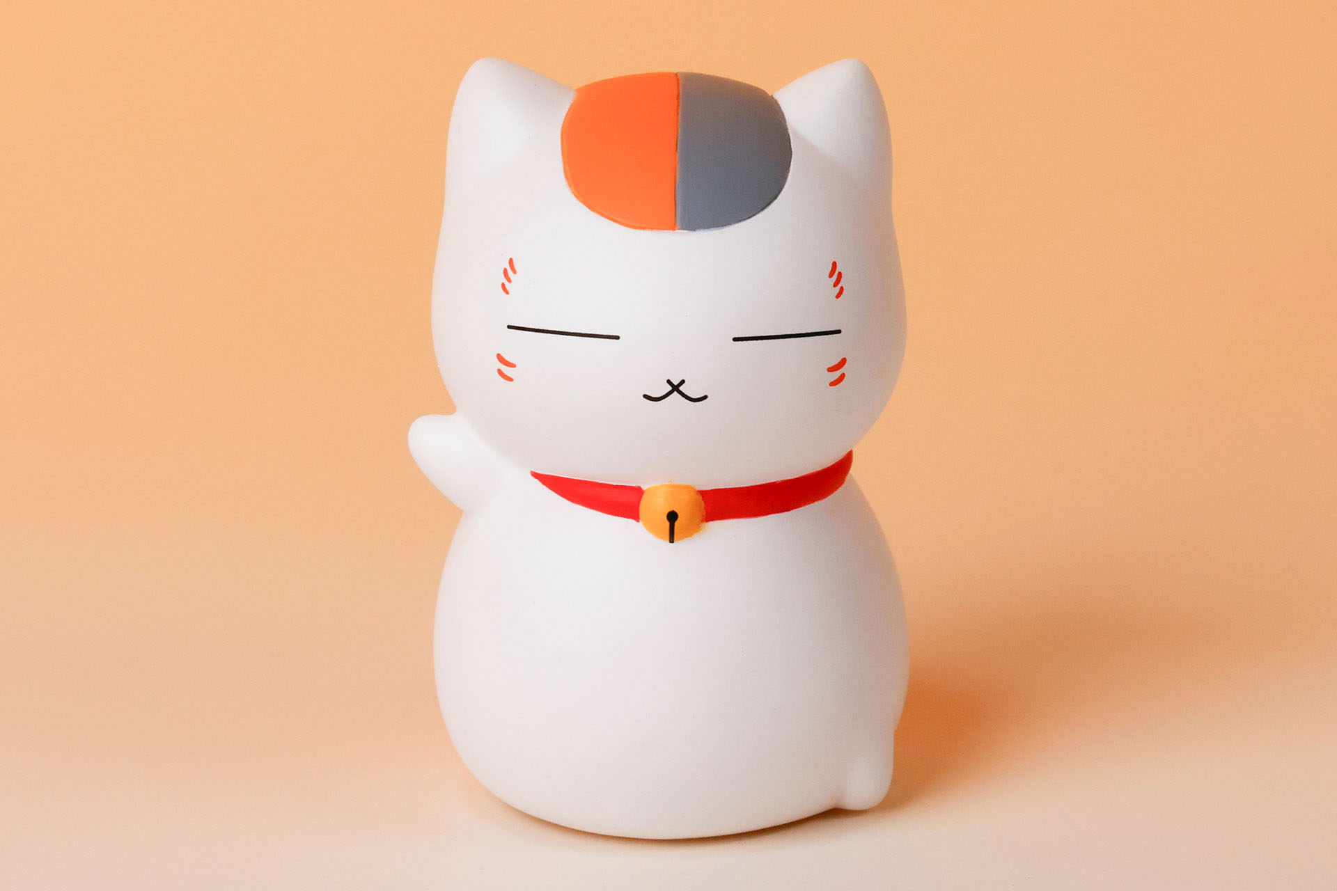 こちらに向かって手を振っているようだ