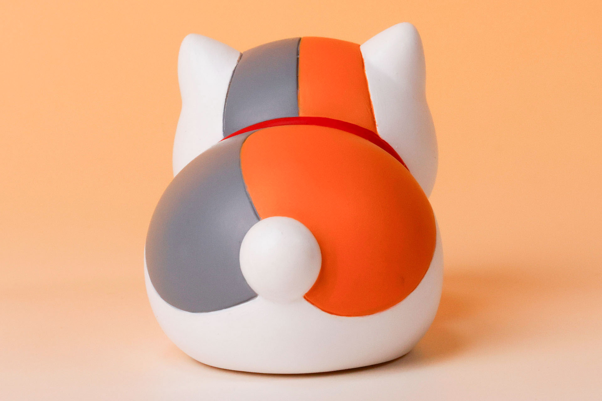 こたつの中で丸くなっている猫のような姿だ