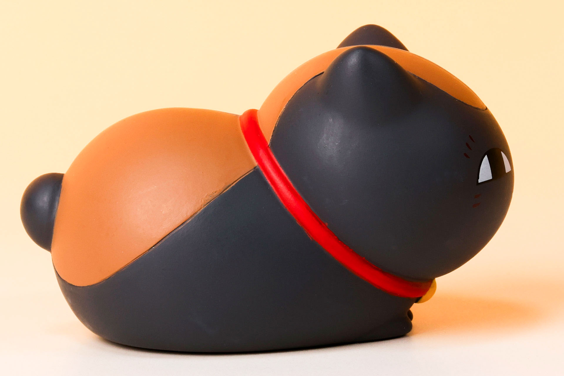 黒い体に赤い首輪が目立つ