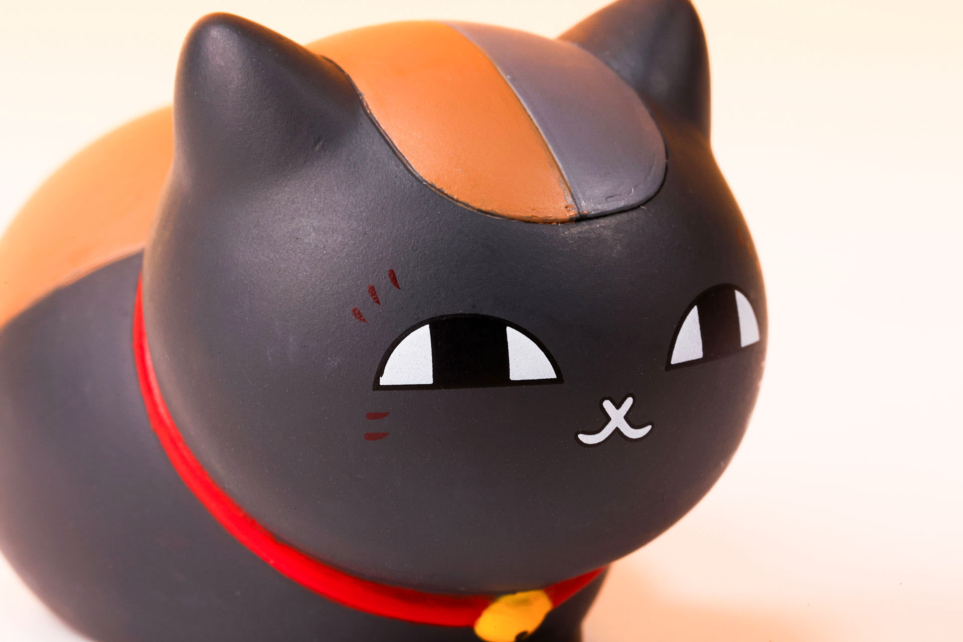 顔の赤い模様も付けられている