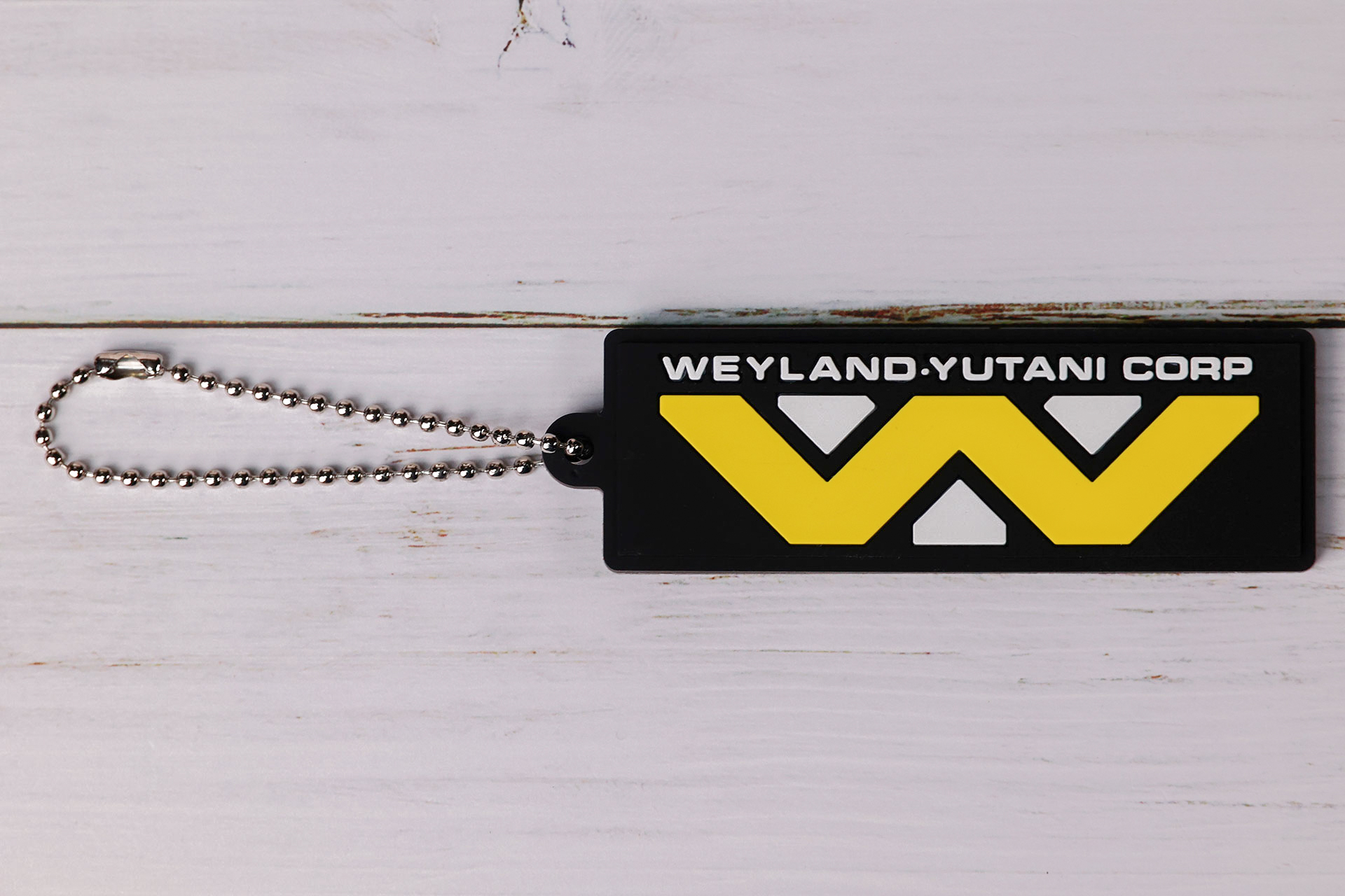 キーチェーンを付けると縦長になるが、ロゴ自体は横向きだ