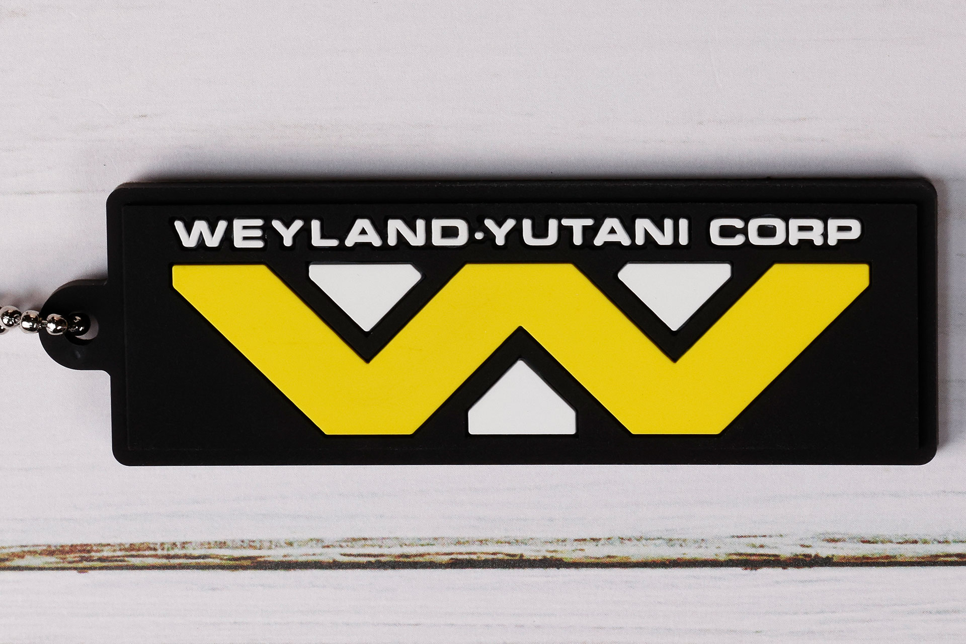 頭文字のWとYがロゴのモチーフになっている