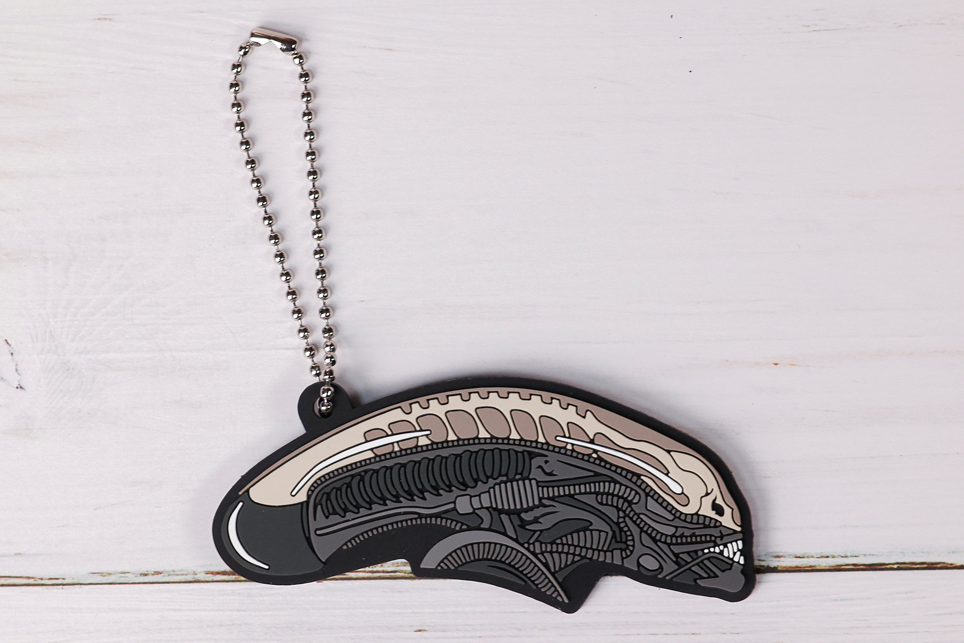 キーチェーンはやや後ろ側に取り付けられている