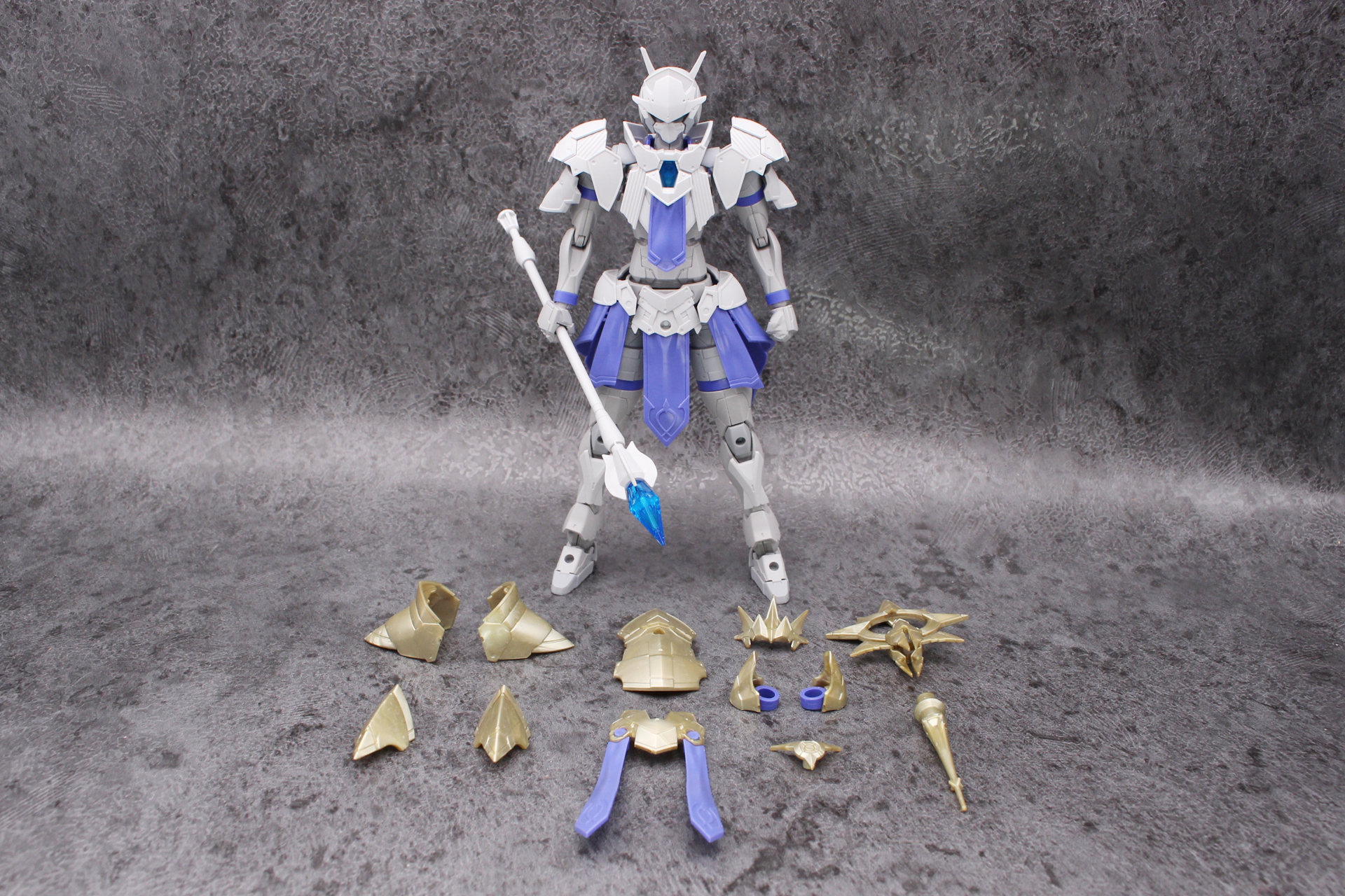 「30MF リーベルプリースト」（奥）と「30MF クラスアップアーマー（リーベルビショップ）」（手前）