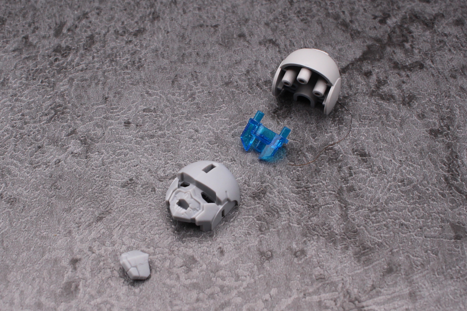 頭部の組み立て。眼のパーツはクリアブルーだ