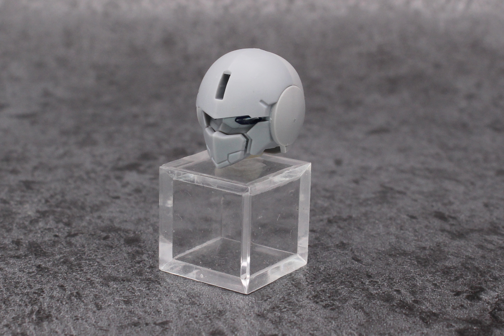 頭部の組み立て。眼のパーツはクリアブルーだ