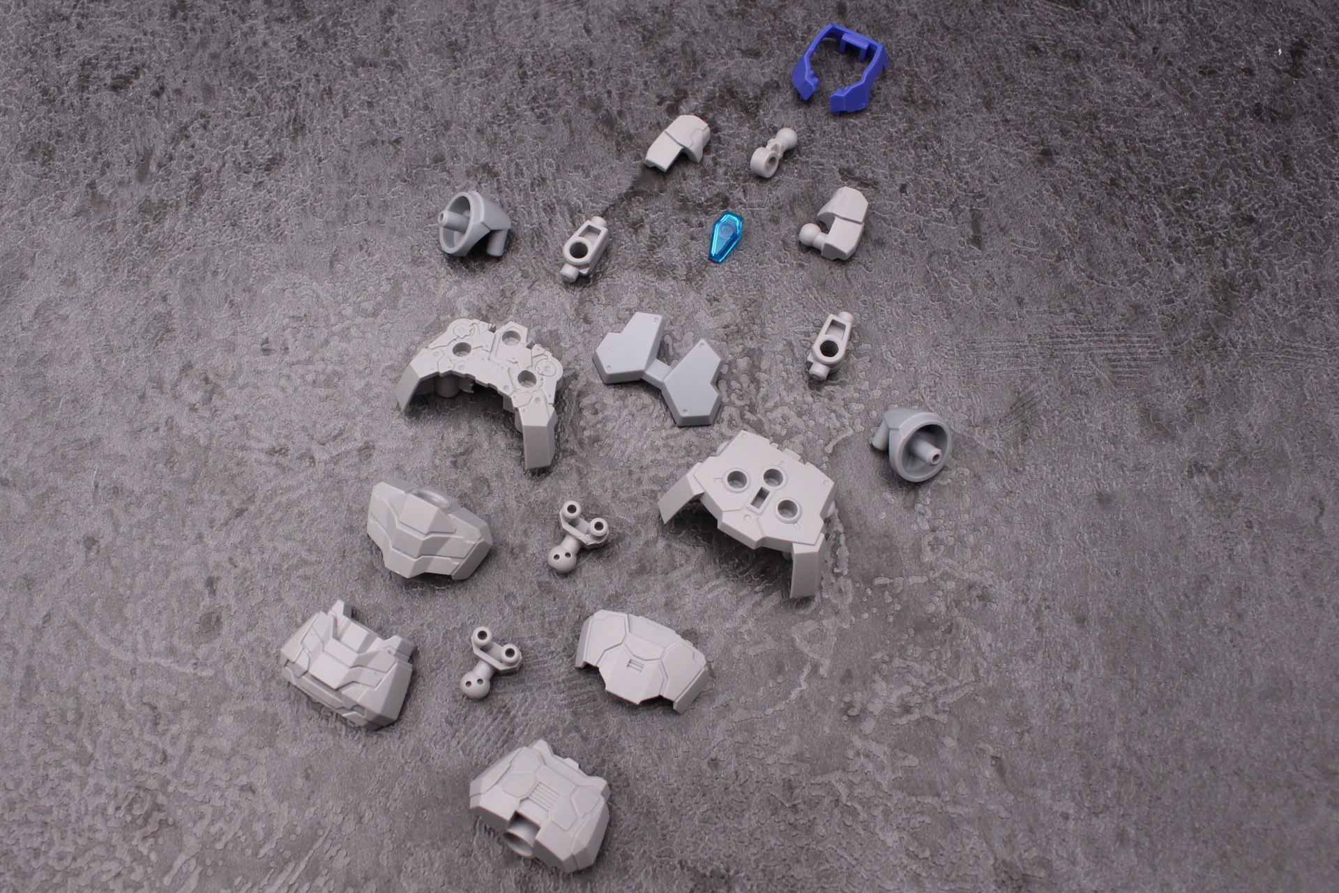 胴体の組み立て。胸にあるのは水のエレメントコア