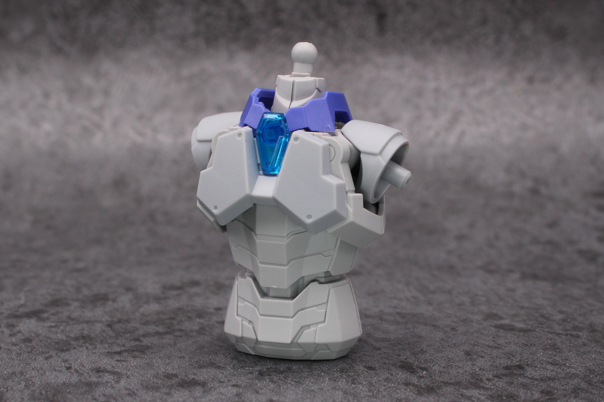 胴体の組み立て。胸にあるのは水のエレメントコア