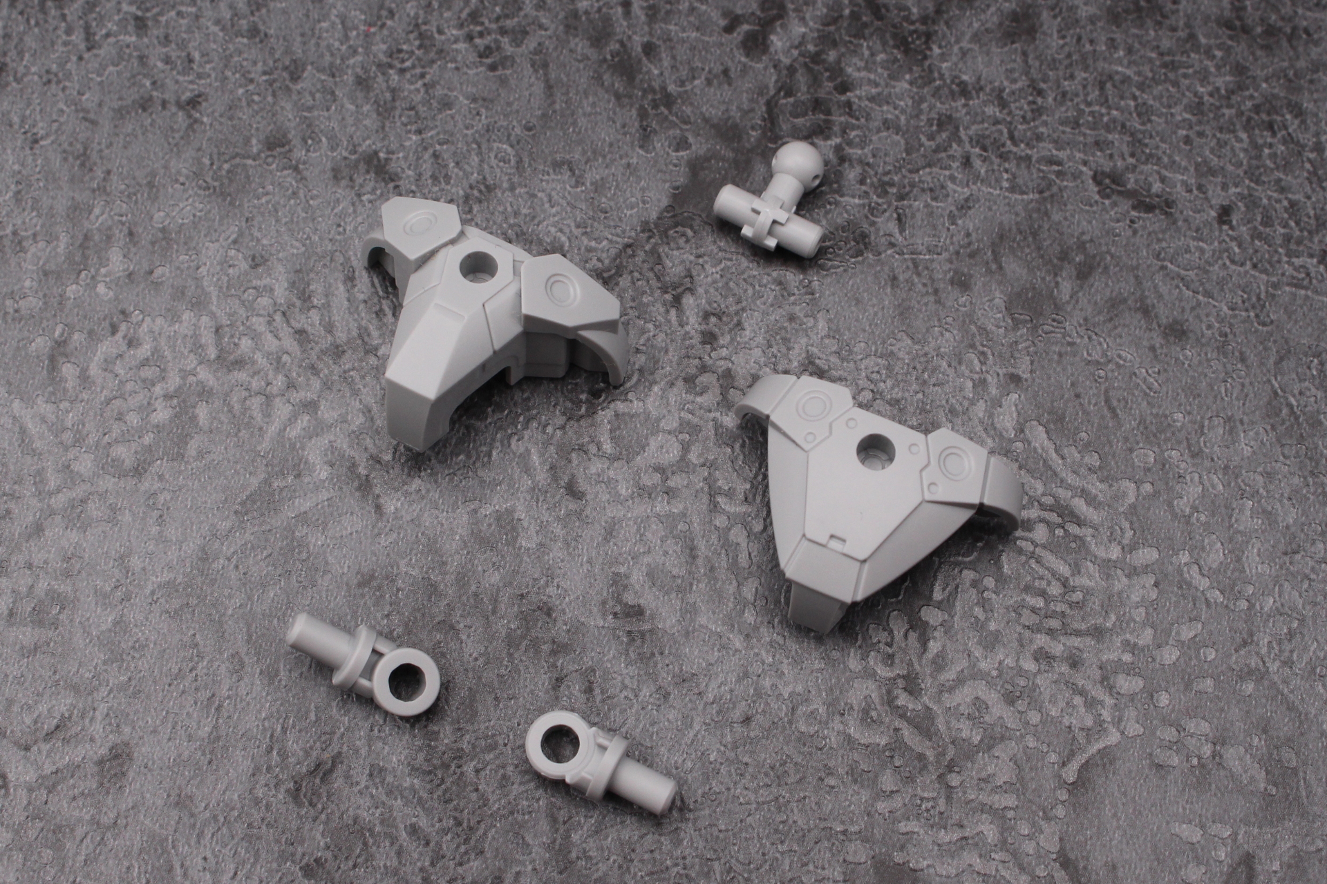 腰部の組み立て。胴体と繋がるジョイントは左右に可動する仕組み