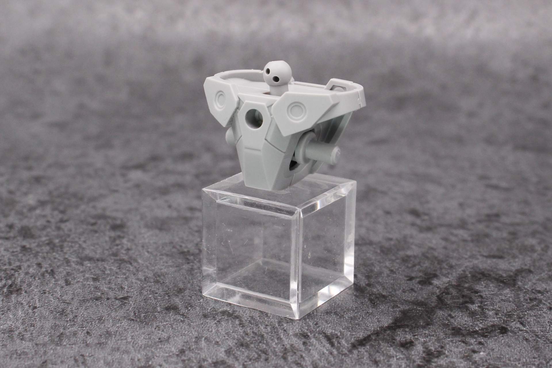 腰部の組み立て。胴体と繋がるジョイントは左右に可動する仕組み