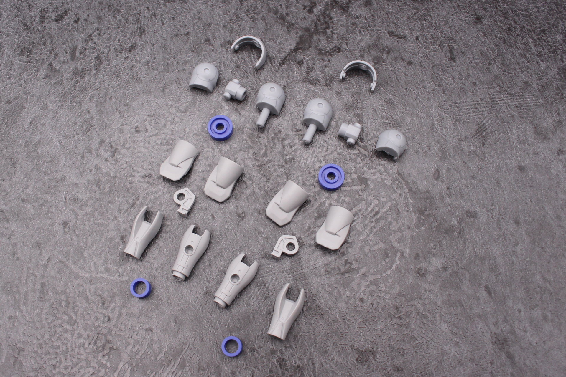 腕の組み立て。左右は同じパーツで構成され、肩ジョイントの向きで左右を決める