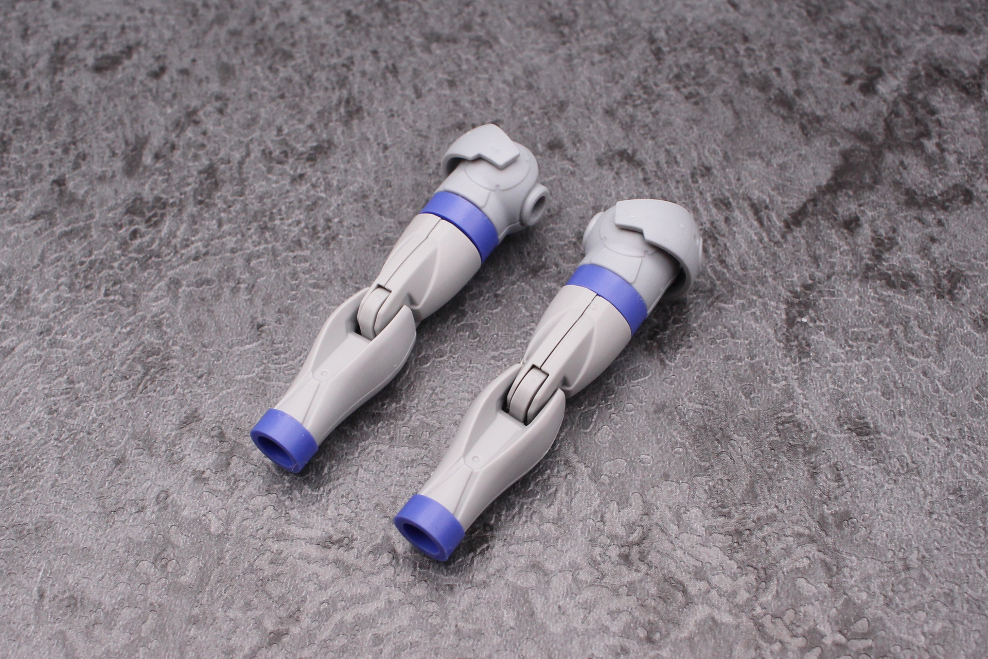 腕の組み立て。左右は同じパーツで構成され、肩ジョイントの向きで左右を決める