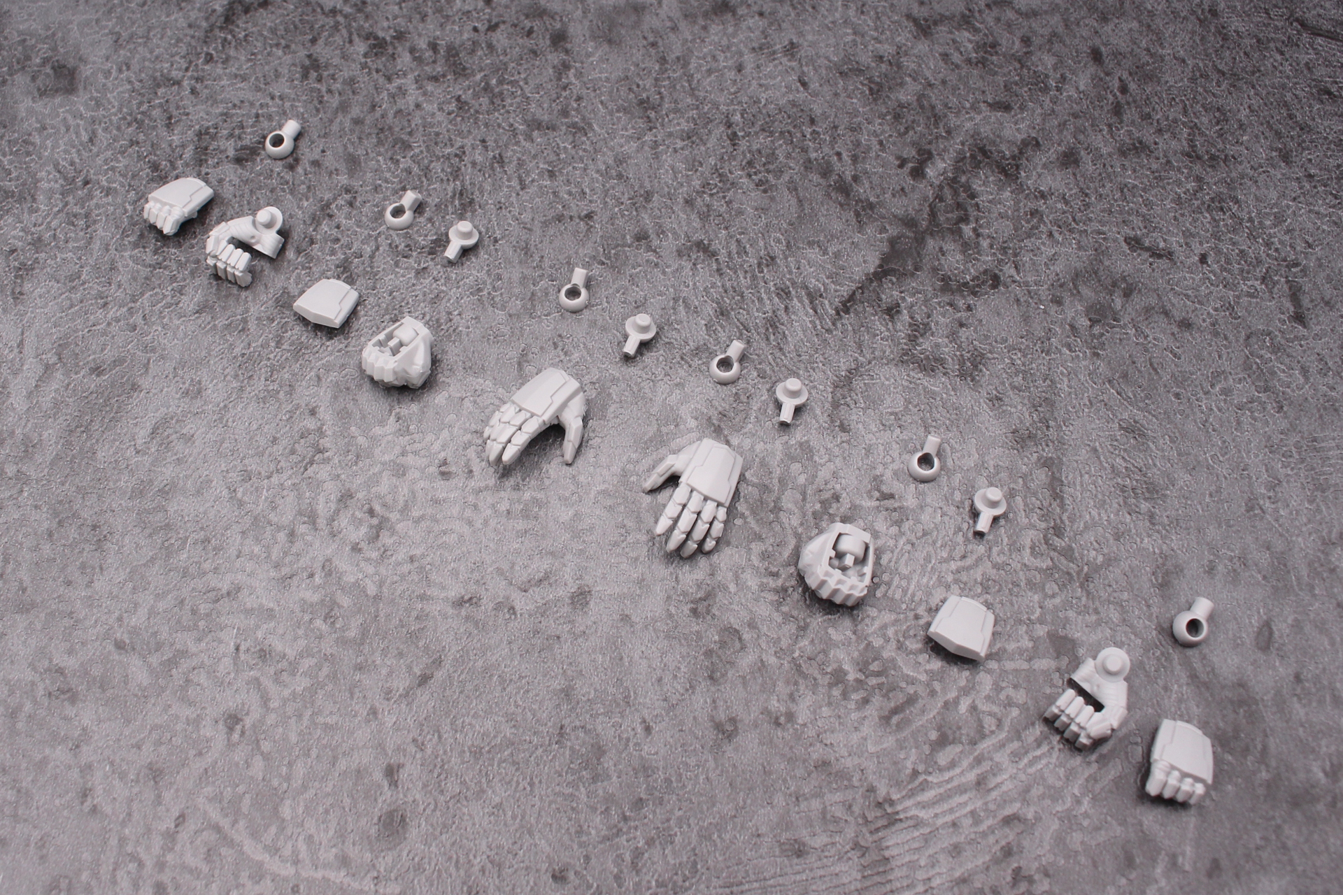 手首の組み立て。左右で3種類ずつとなる