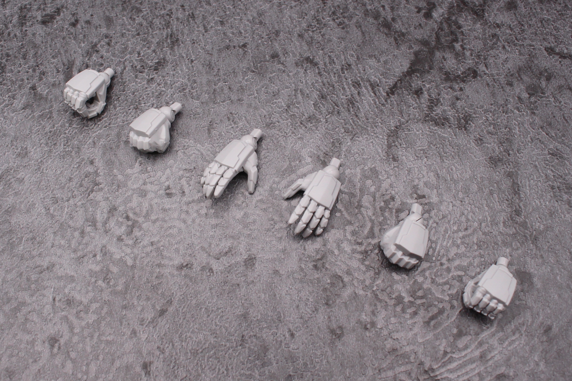 手首の組み立て。左右で3種類ずつとなる