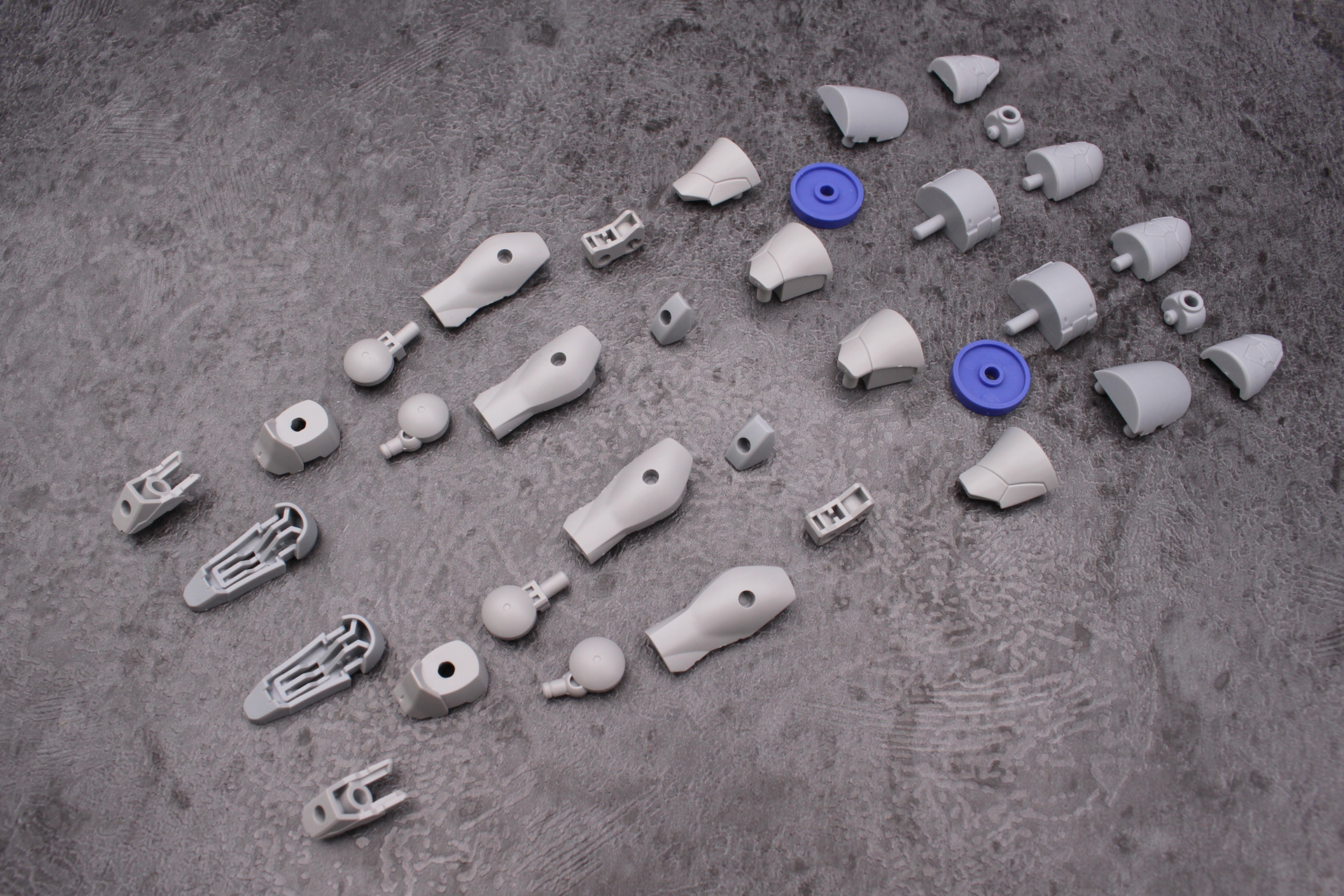 脚部の組み立て。こちらも腕と同様、左右同じものだ