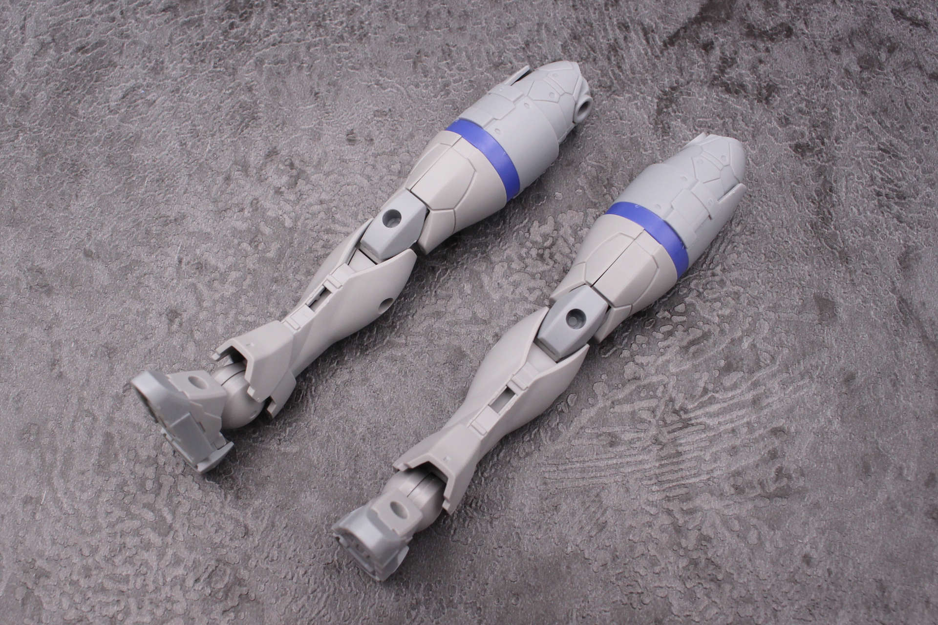 脚部の組み立て。こちらも腕と同様、左右同じものだ