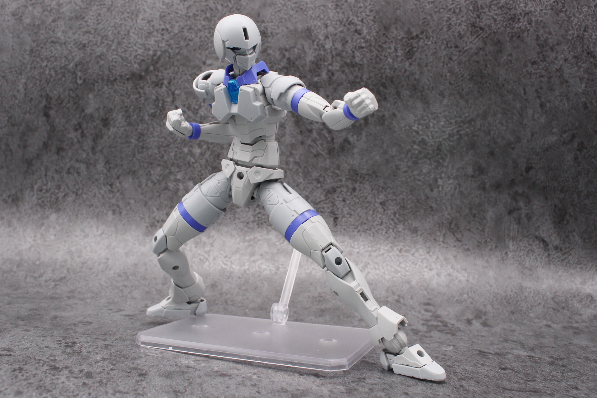 広い可動範囲を持ちポージングも自在。人間型のフィギュアとしても楽しめる