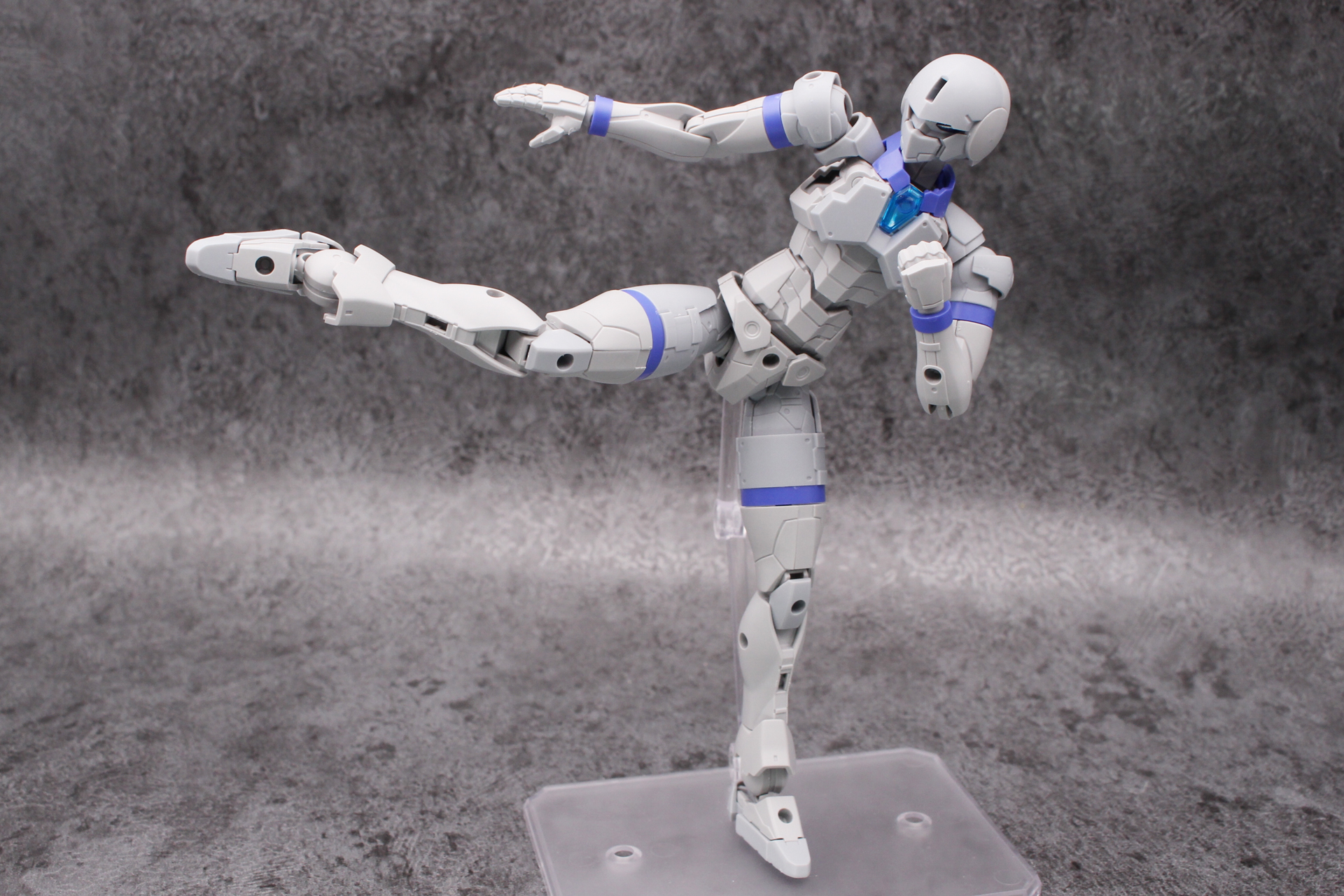 広い可動範囲を持ちポージングも自在。人間型のフィギュアとしても楽しめる