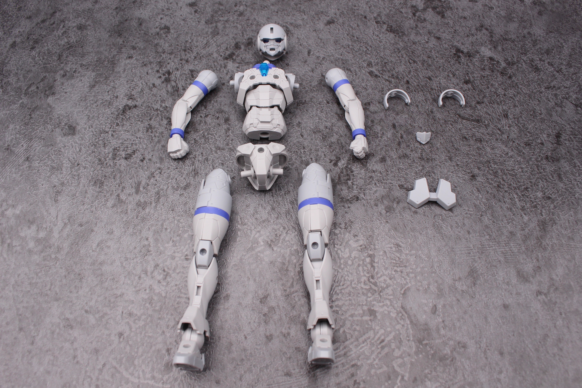 アーマークロス時は身体を分解し、マスク、肩アーマー、胸アーマーを取り外しておく