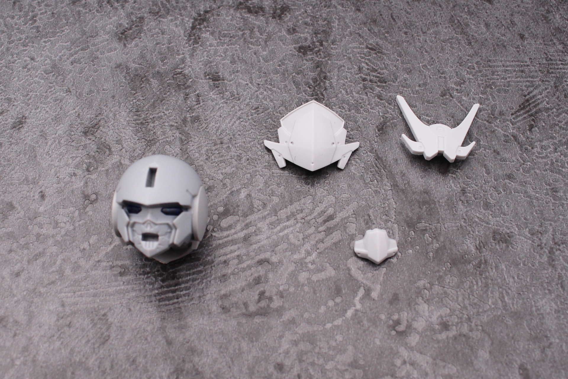 頭部に飾りを取り付ける。口のマスクはシルエットのそれとは別のものだ